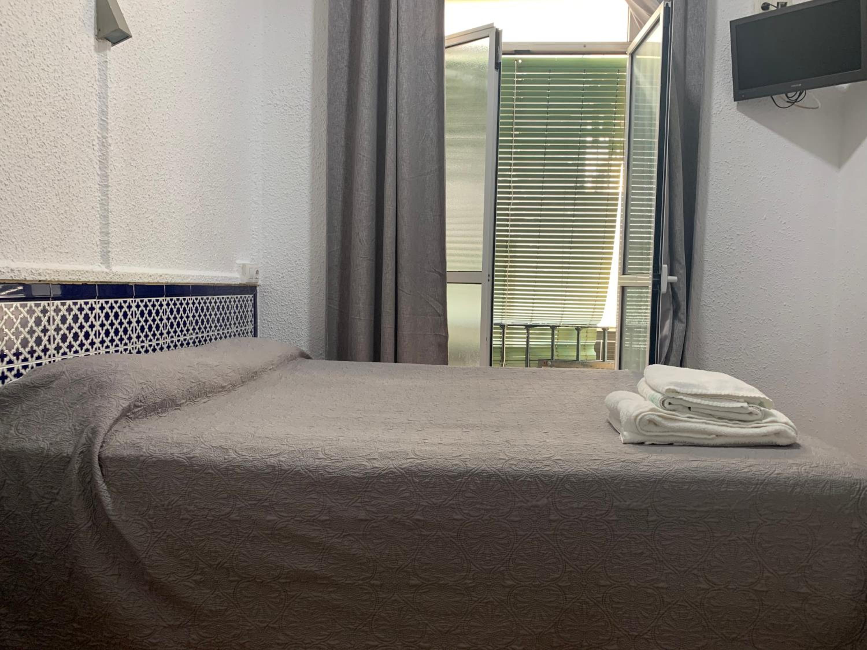 Double Room with Private Bathroom - Photo 18
