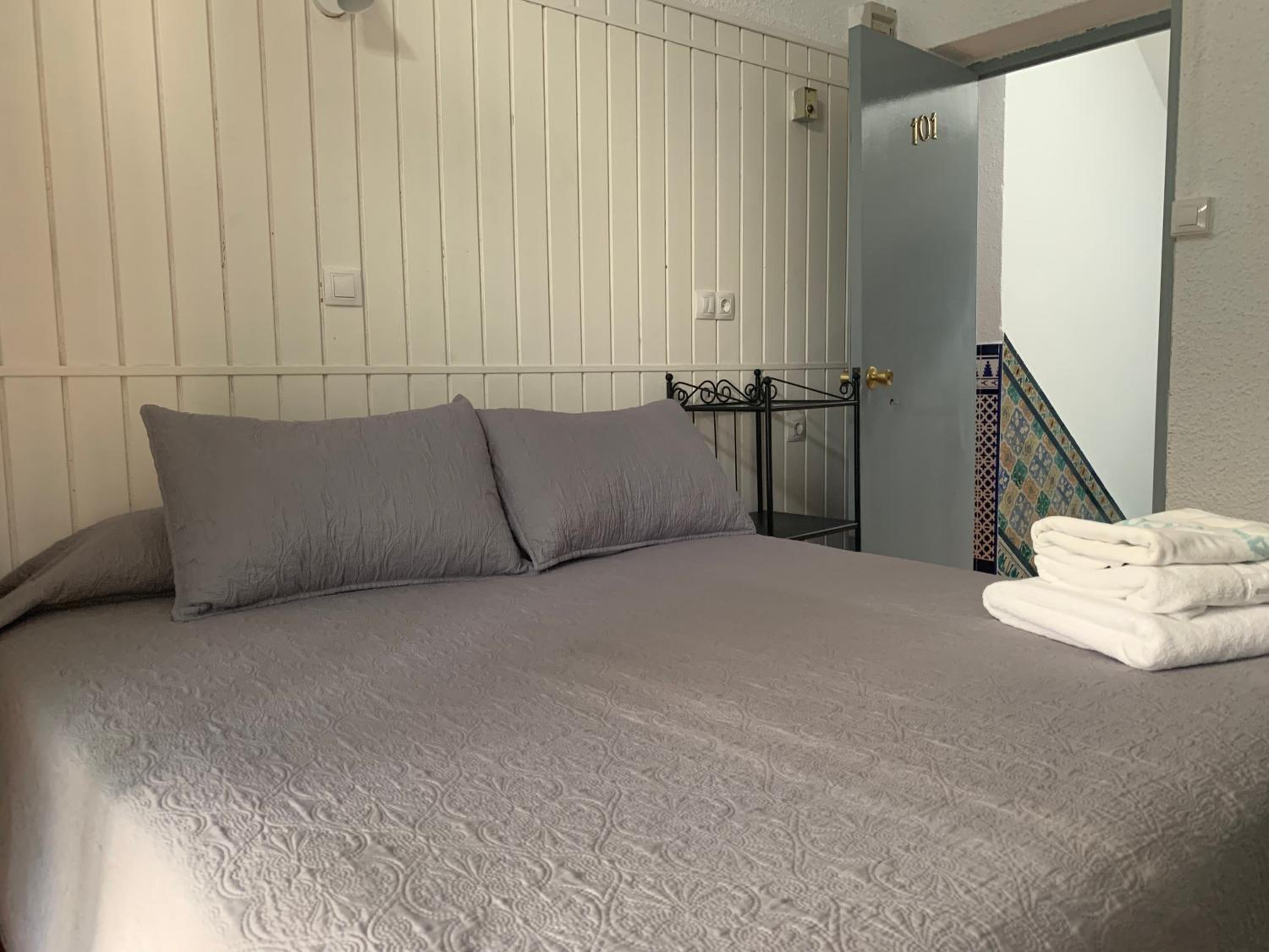 Double Room with Private Bathroom - Photo 14