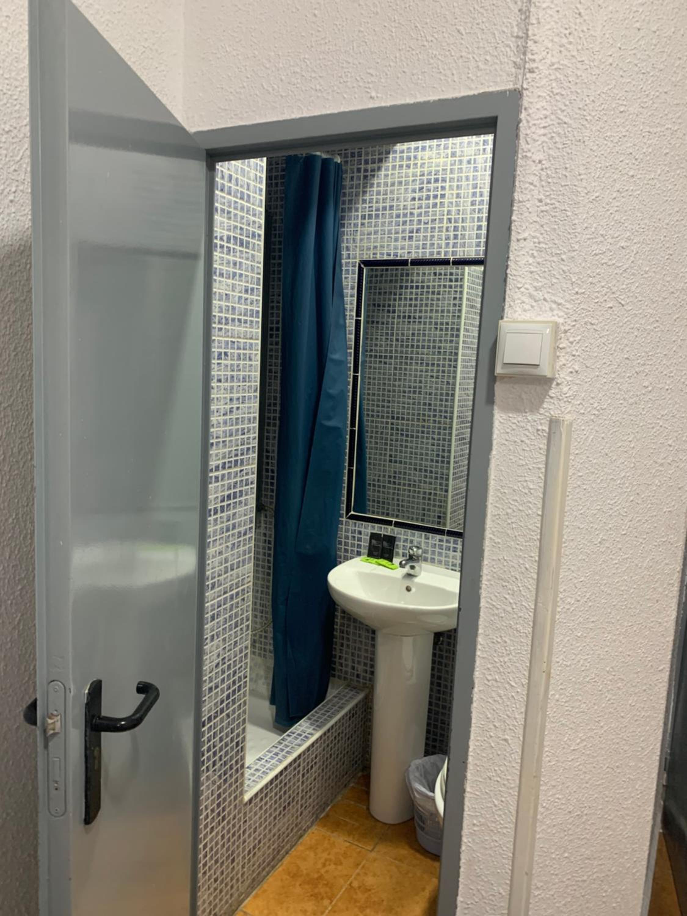 Double Room with Private Bathroom - Photo 15