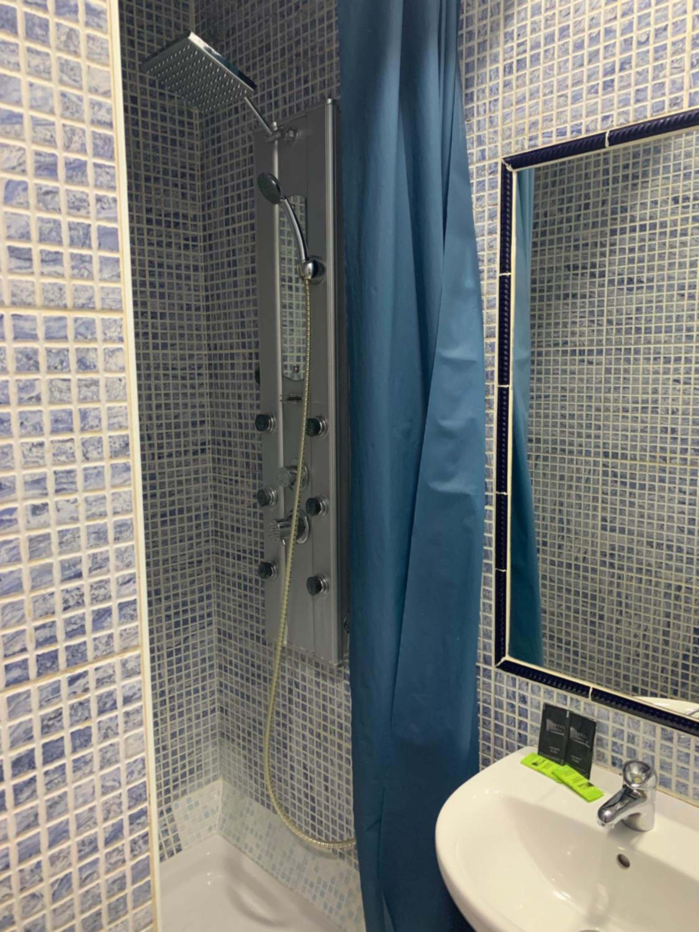 Double Room with Private Bathroom - Photo 17