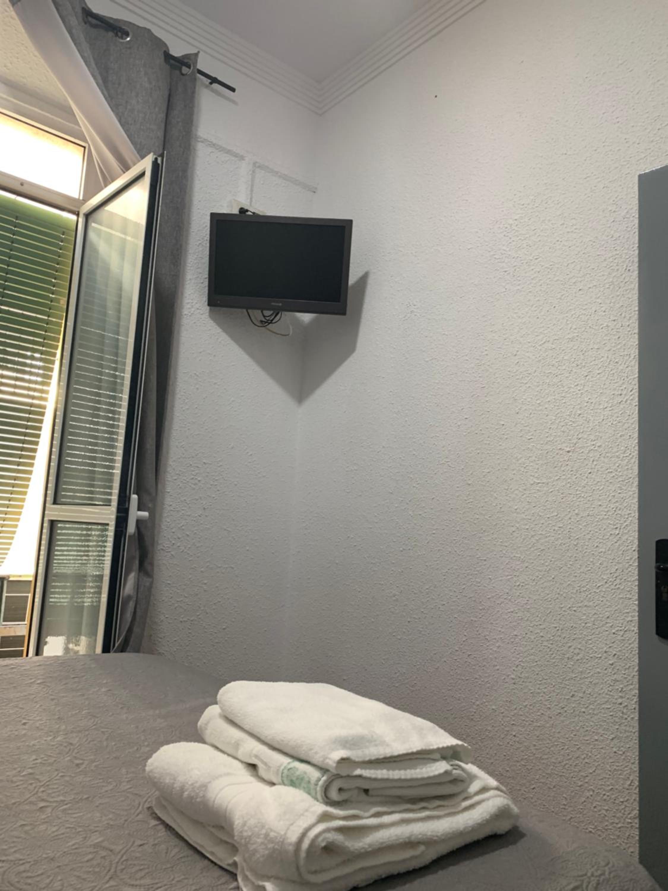 Double Room with Private Bathroom - Photo 16
