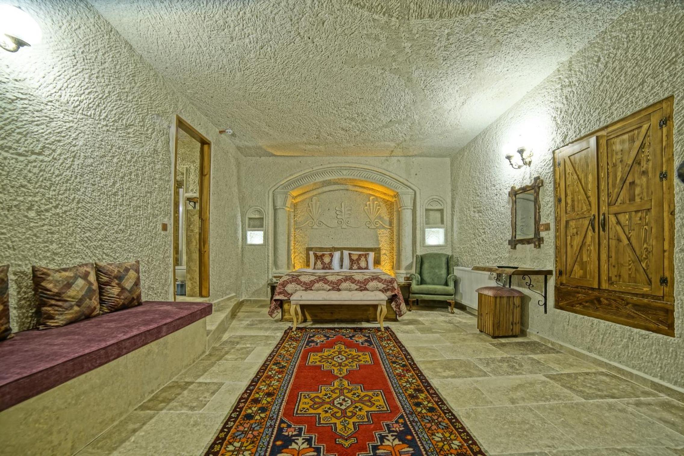 Superior Suite - Photo 8