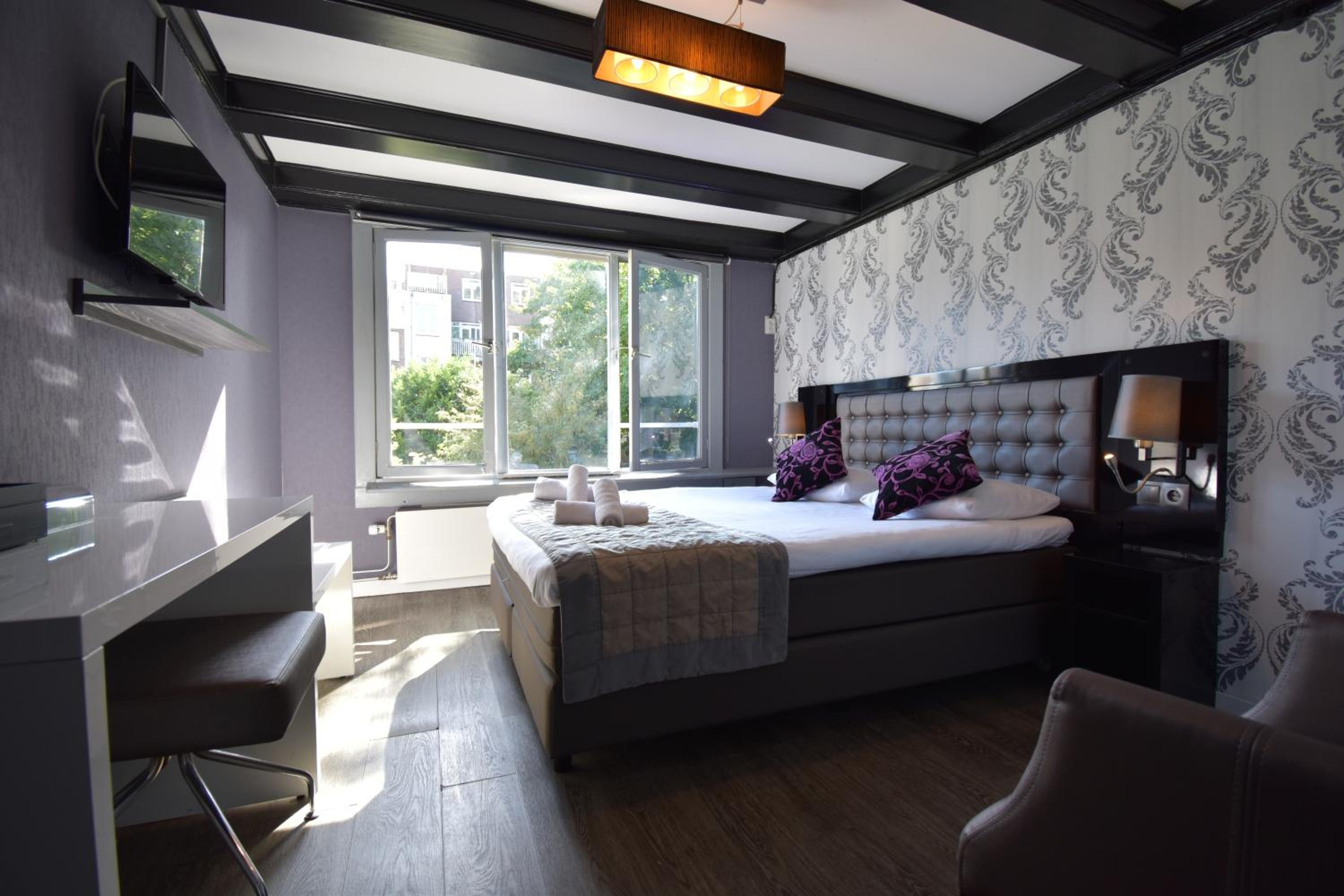 Large Double Room thumbnail 6
