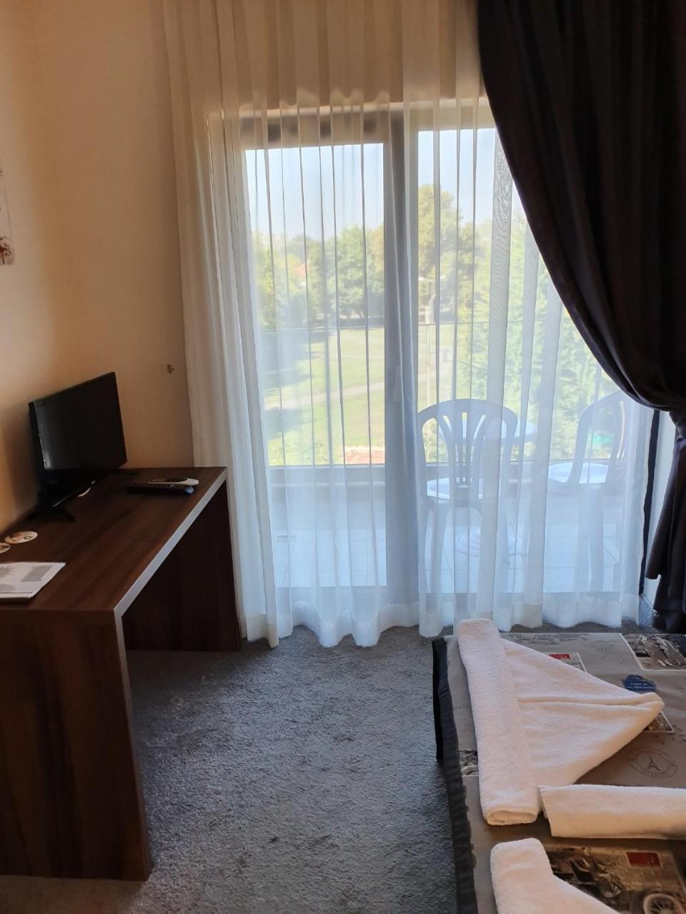 Double or Twin Room with Garden View - Photo 11