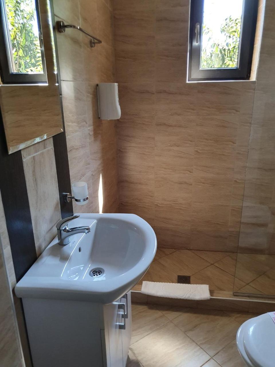Double or Twin Room with Garden View - Photo 4