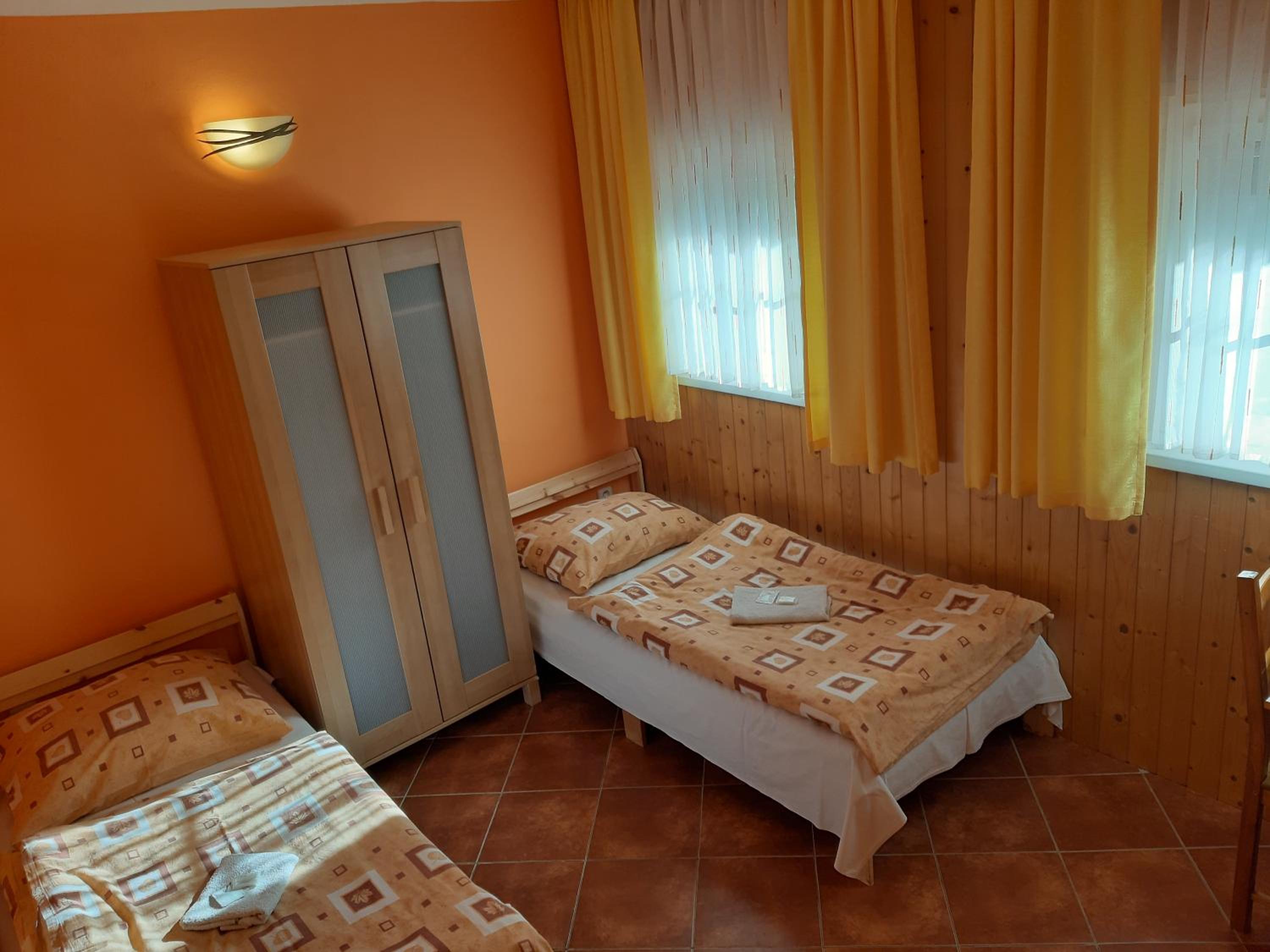 Twin Room with Bathroom - Photo 5