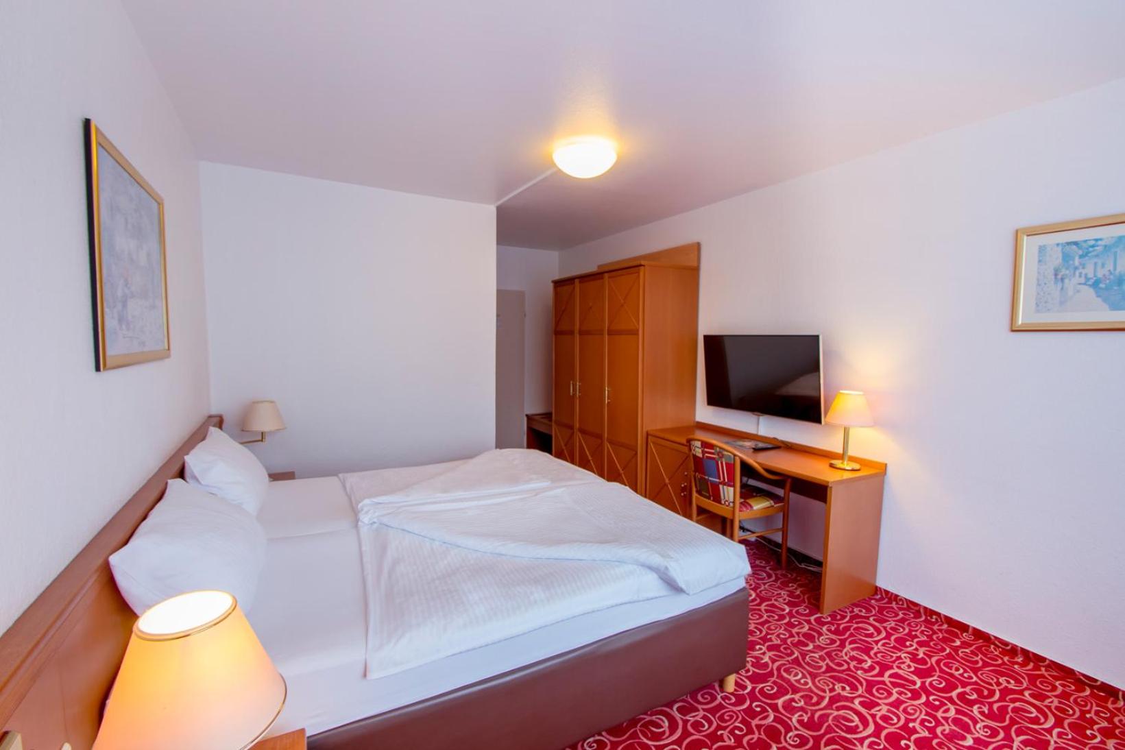 Classic Double Room with Balcony - Photo 3