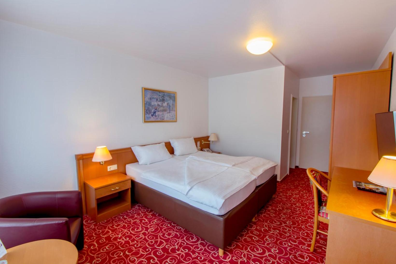 Classic Double Room with Balcony - Photo 4