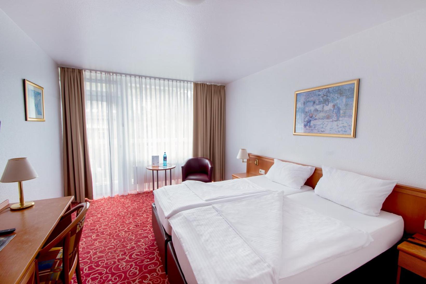 Classic Double Room with Balcony - Photo 5