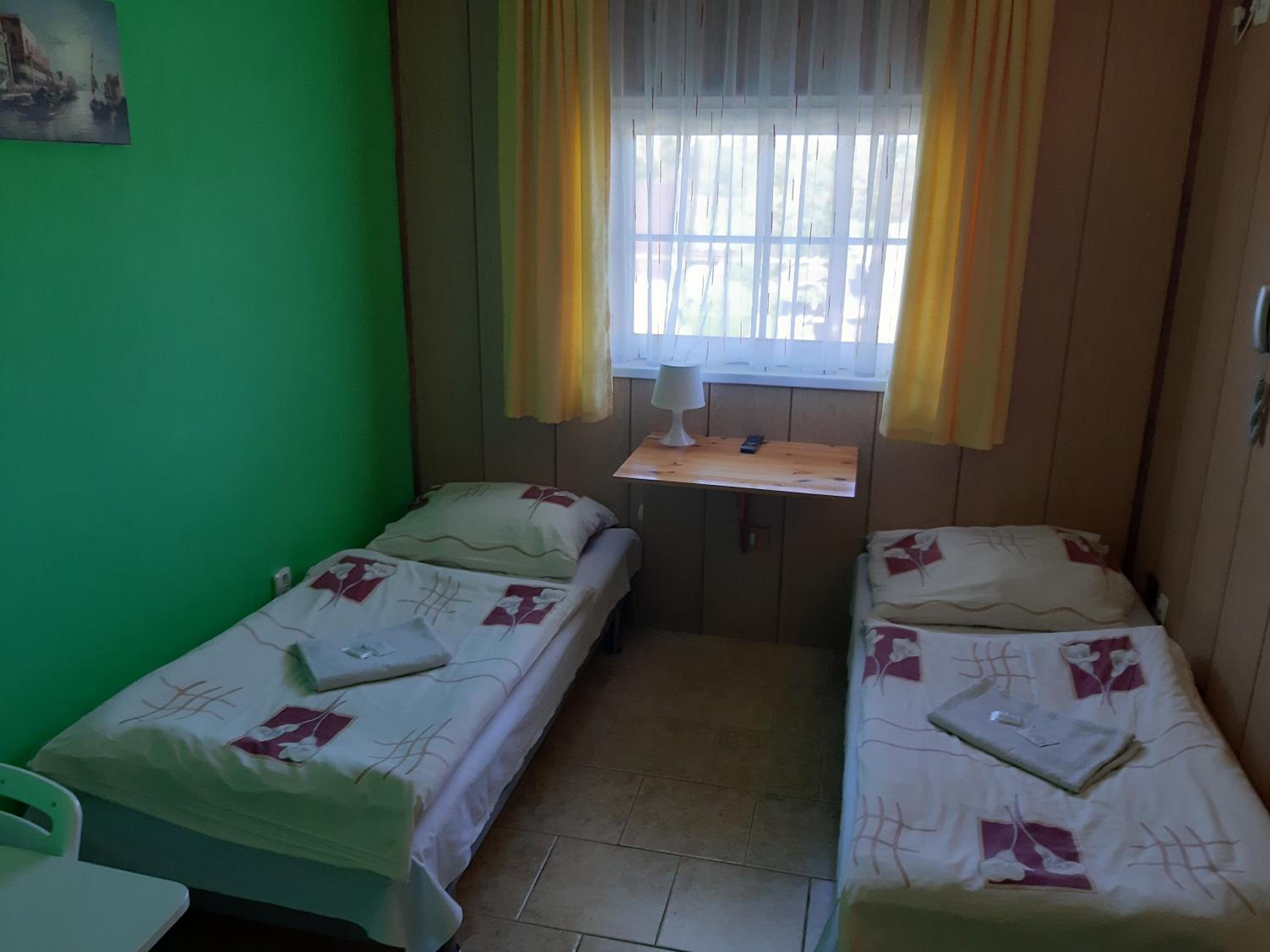 Twin Room with Bathroom - Photo 3