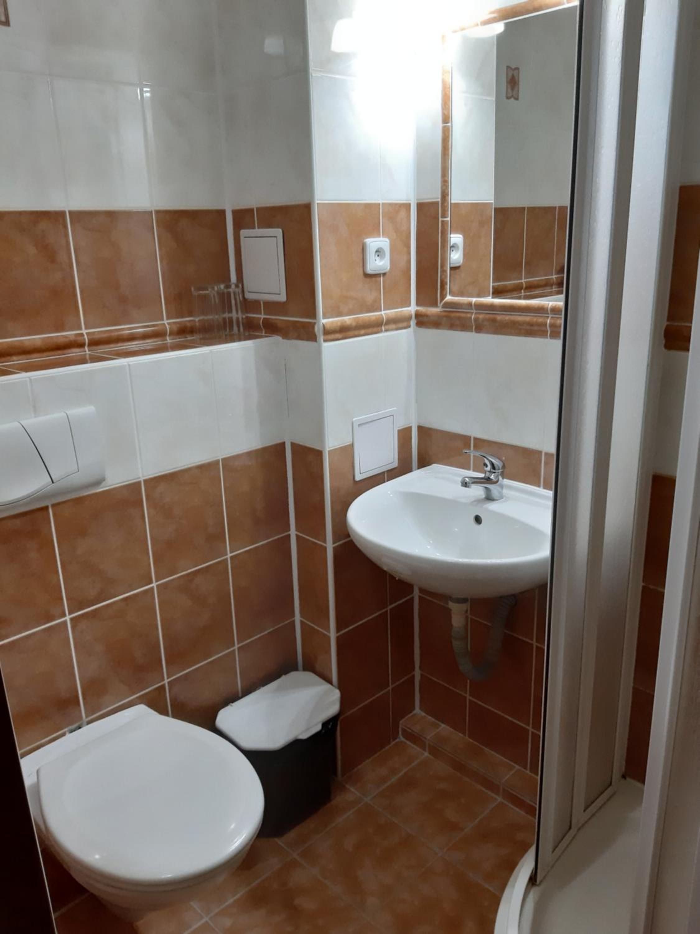 Twin Room with Bathroom - Photo 4