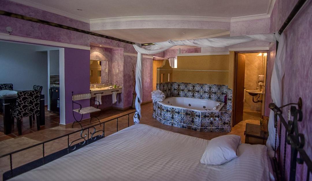 Deluxe Suite with Spa Bath photo 3