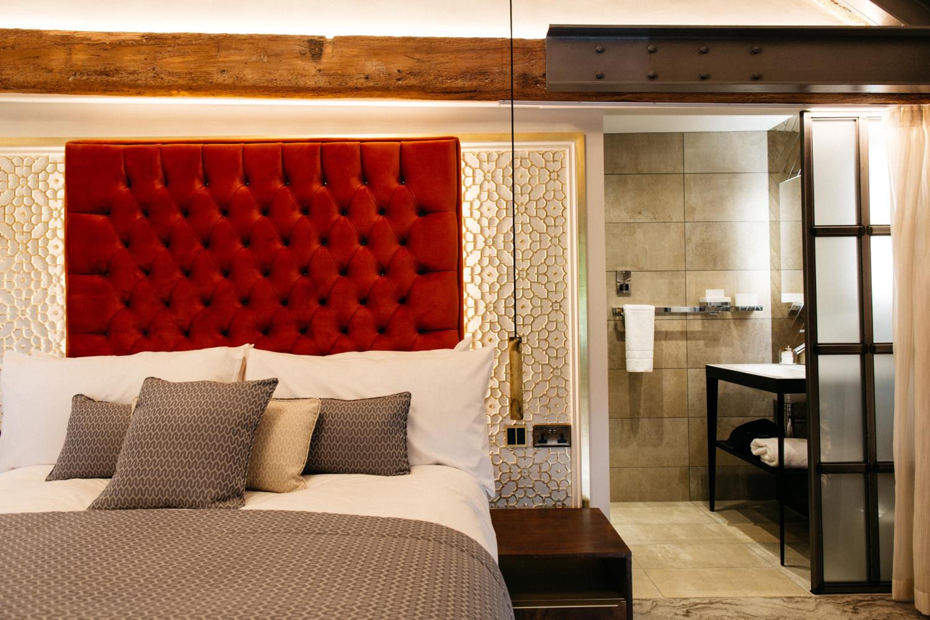 Deluxe King Room - Photo 11