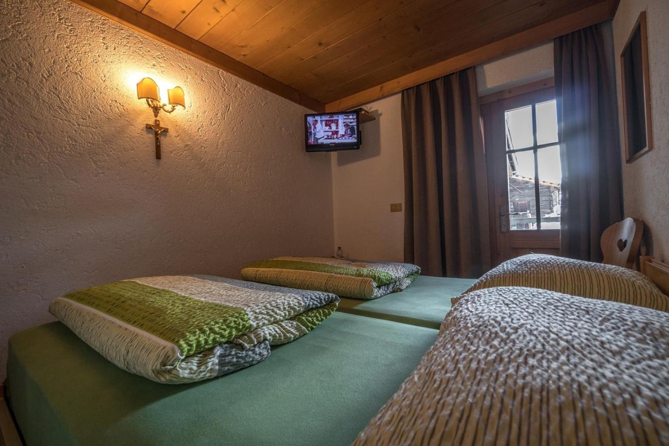 Double or Twin Room with Mountain View photo 2