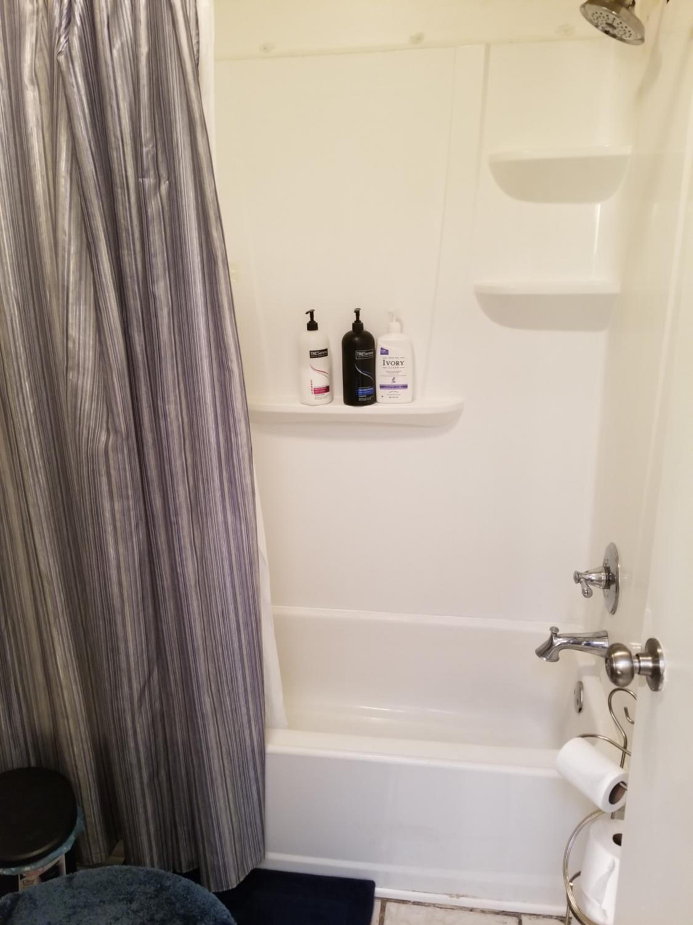 Quadruple Room with Private Bathroom - Photo 17