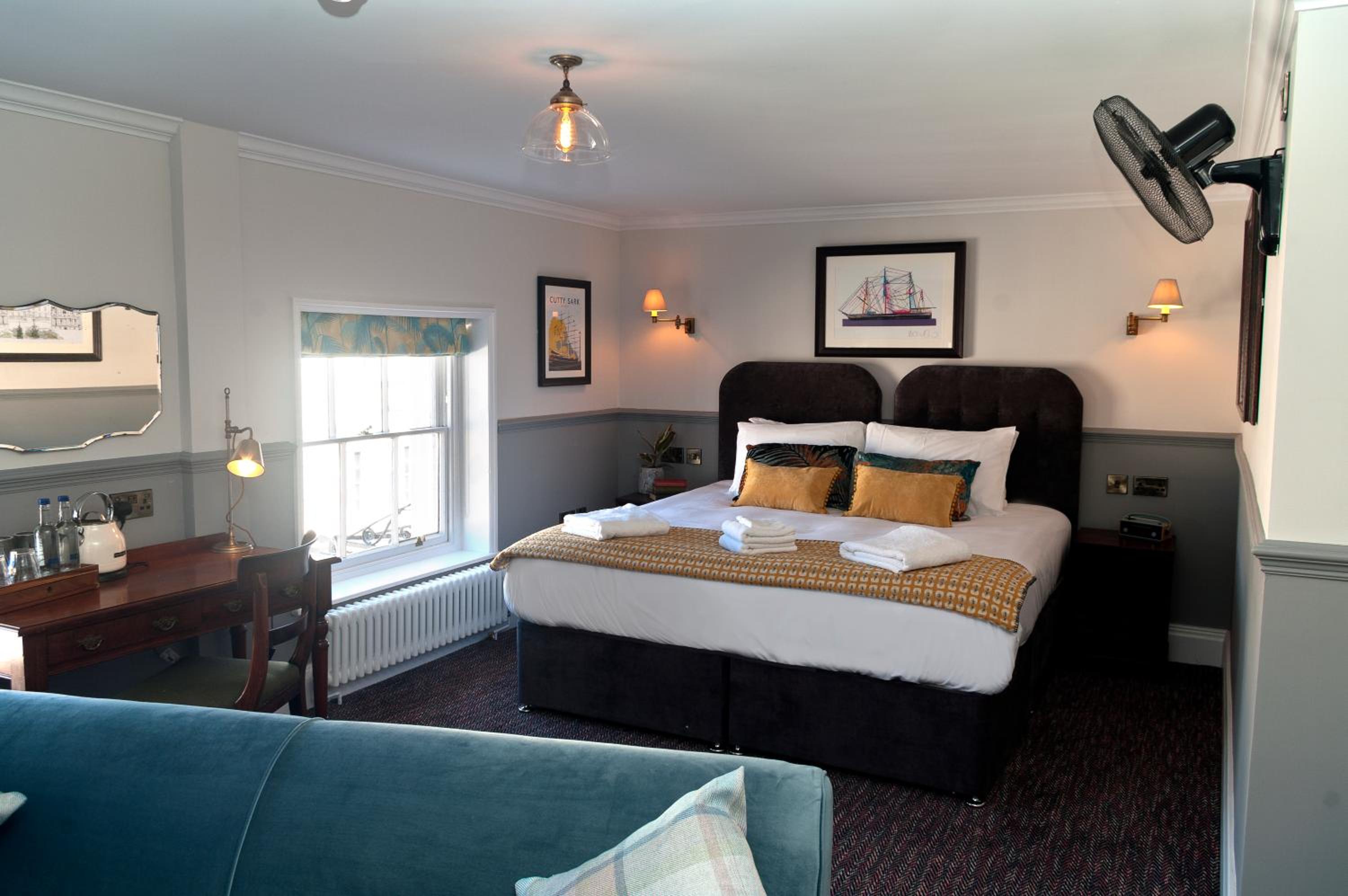 Deluxe King Room photo 2
