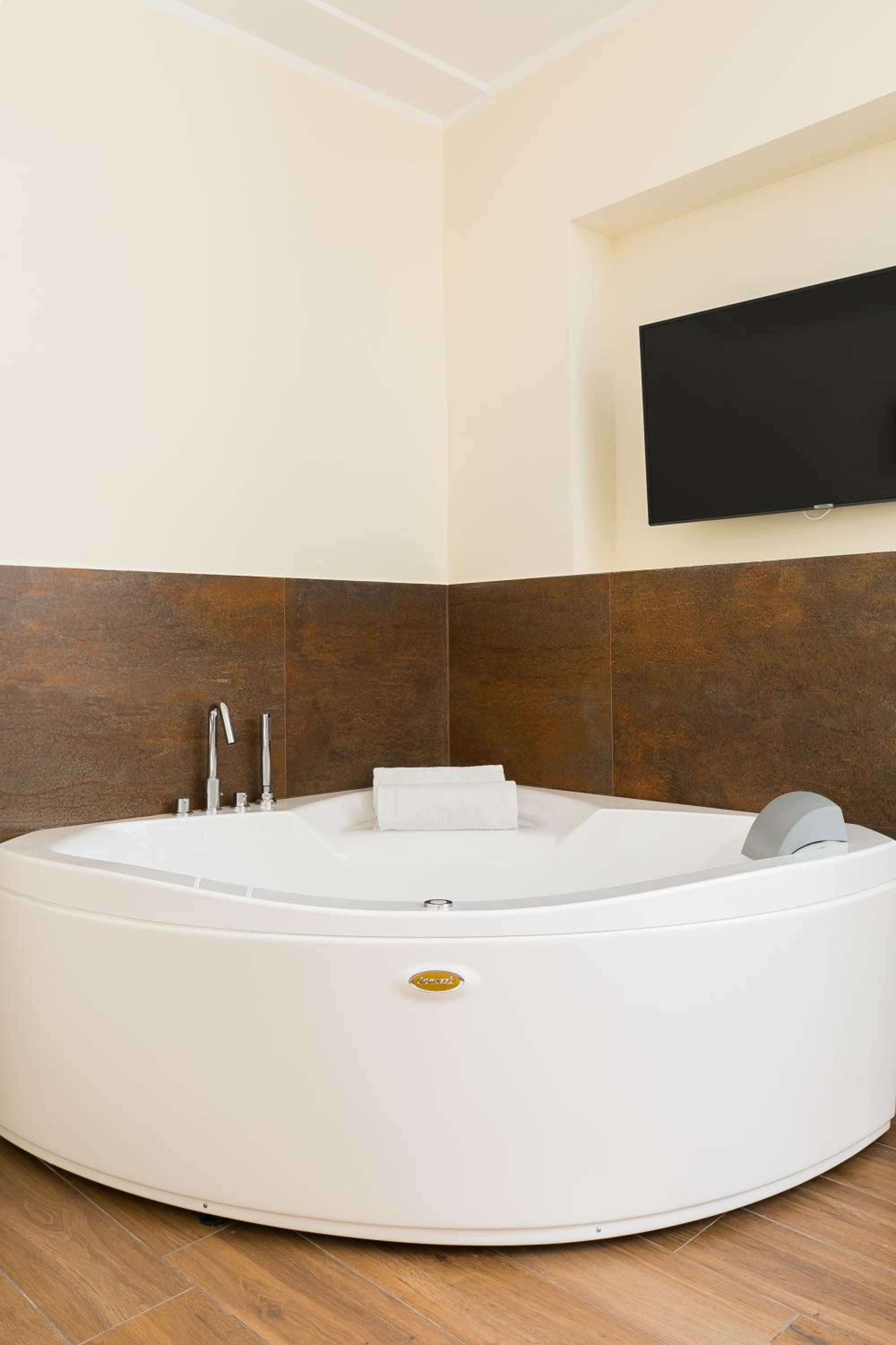 Deluxe Suite with Spa Bath