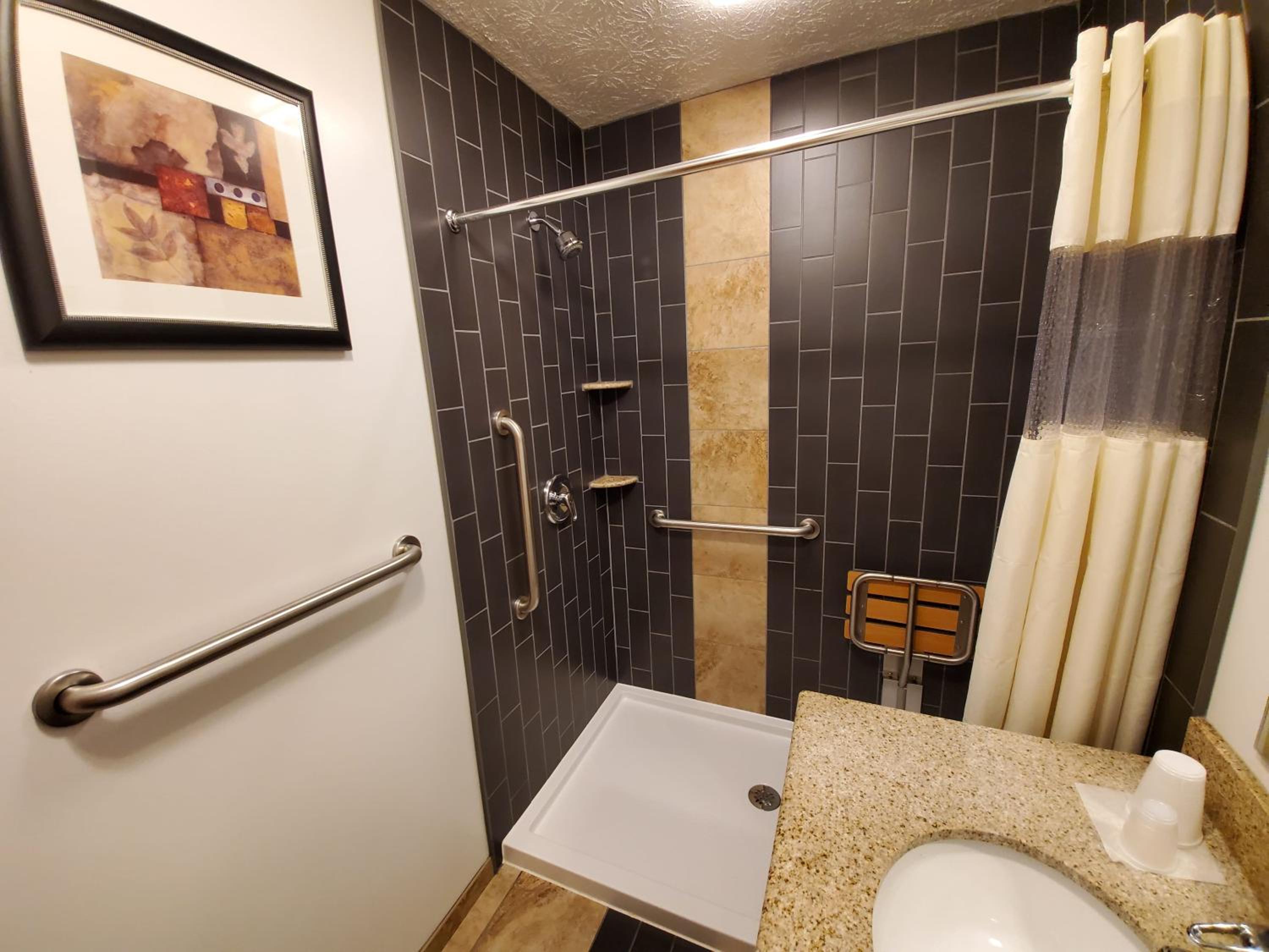 Queen Room - Disability Access photo 2
