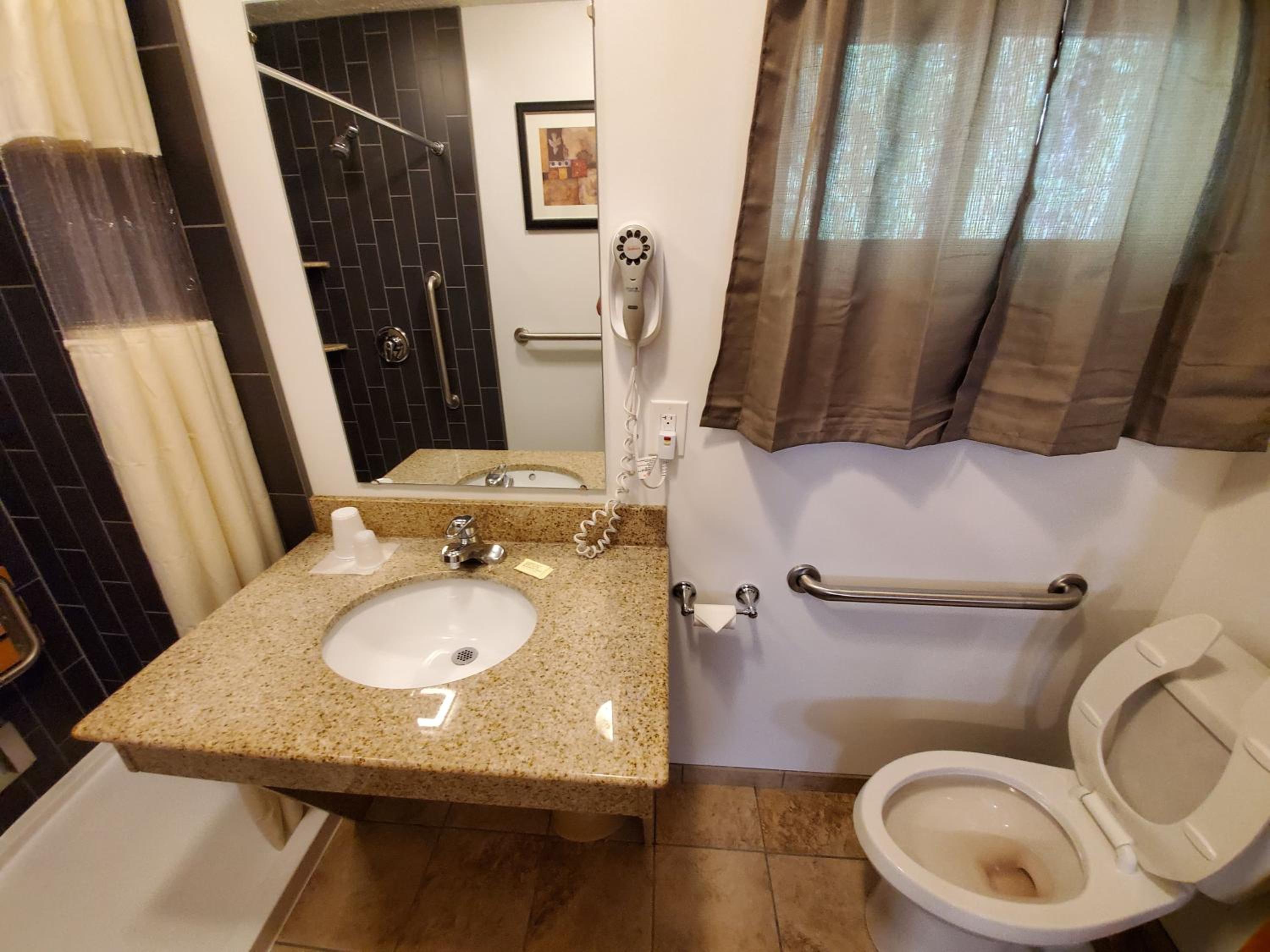 Queen Room - Disability Access photo 3