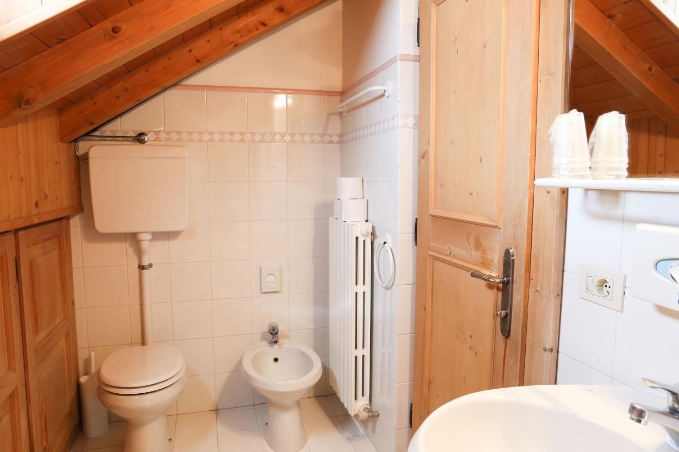 Double Room with Shared Bathroom and Mountain View photo 2