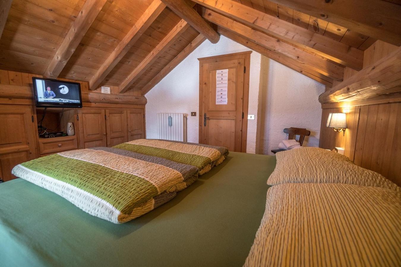 Double Room with Shared Bathroom and Mountain View photo 3