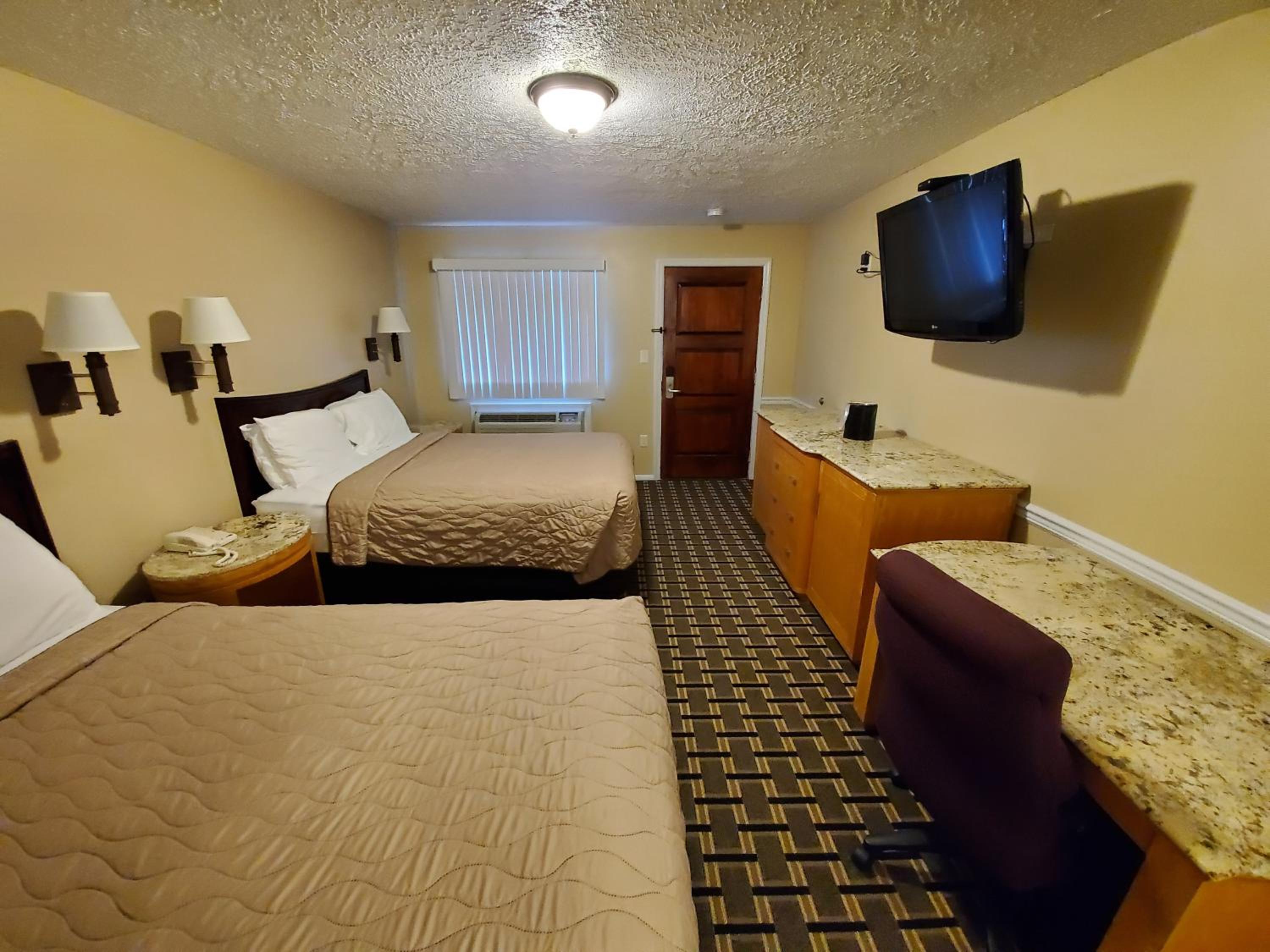 Queen Room with Two Queen Beds - Photo 6