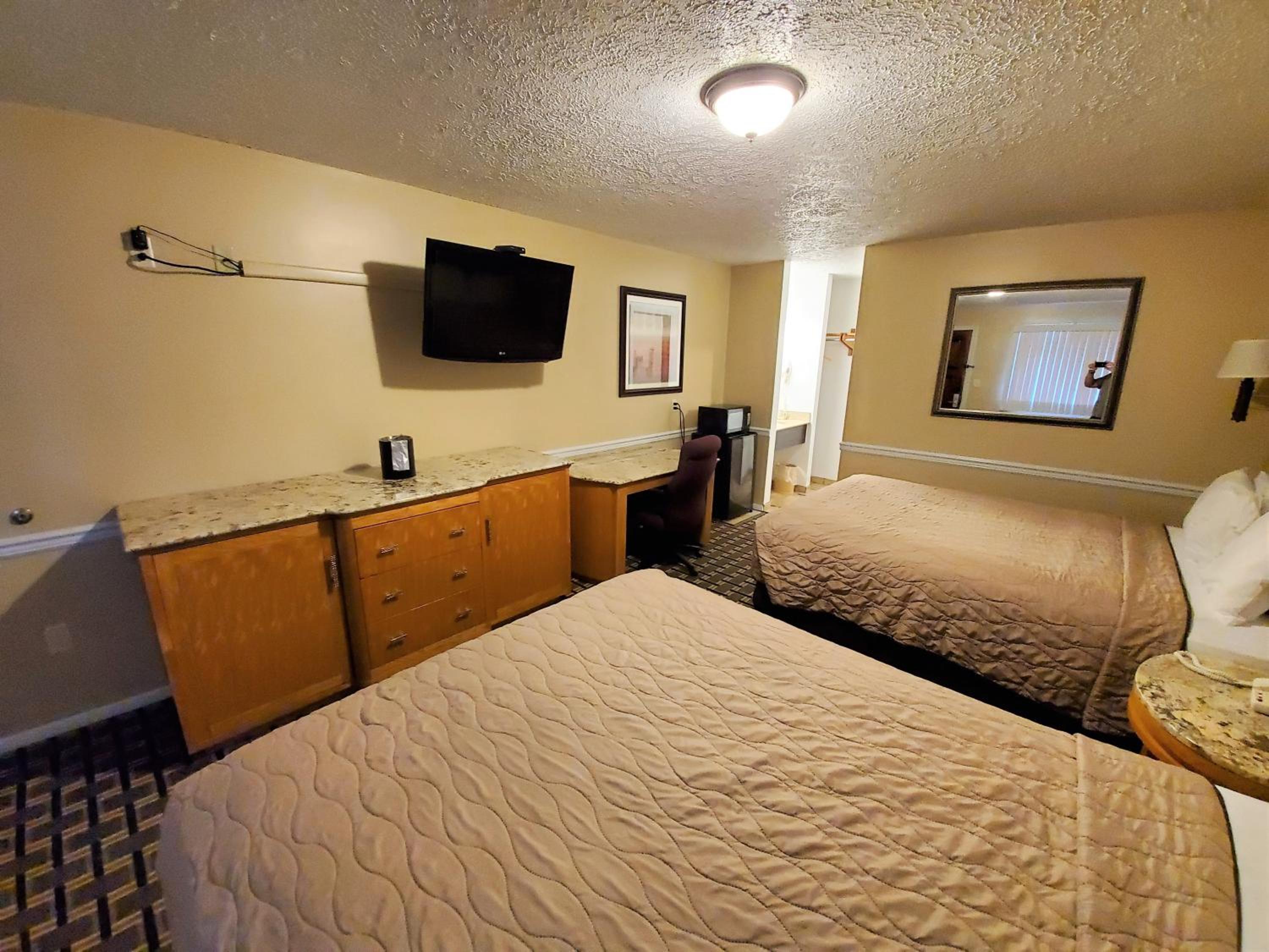 Queen Room with Two Queen Beds - Photo 7