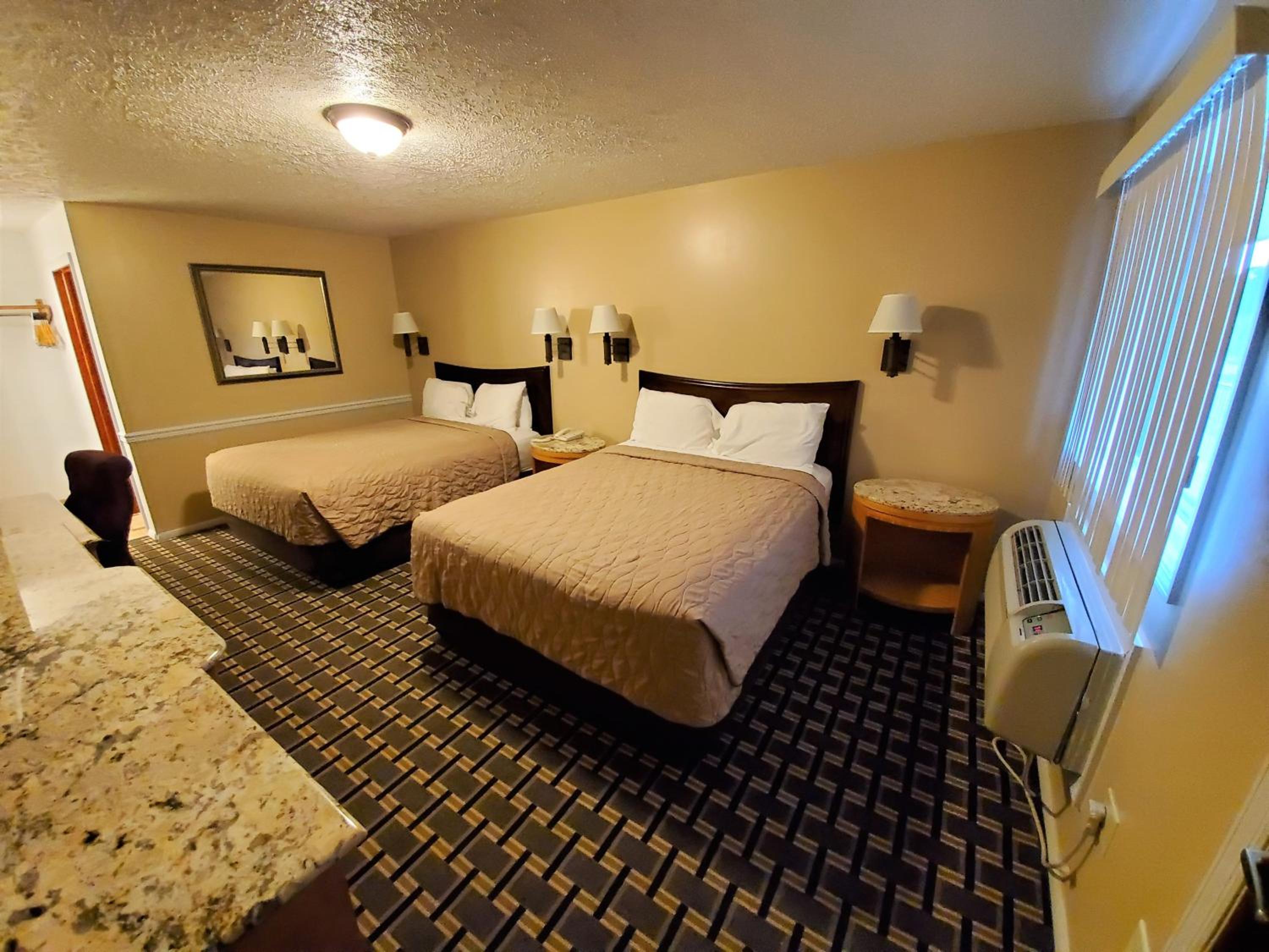 Queen Room with Two Queen Beds - Photo 8