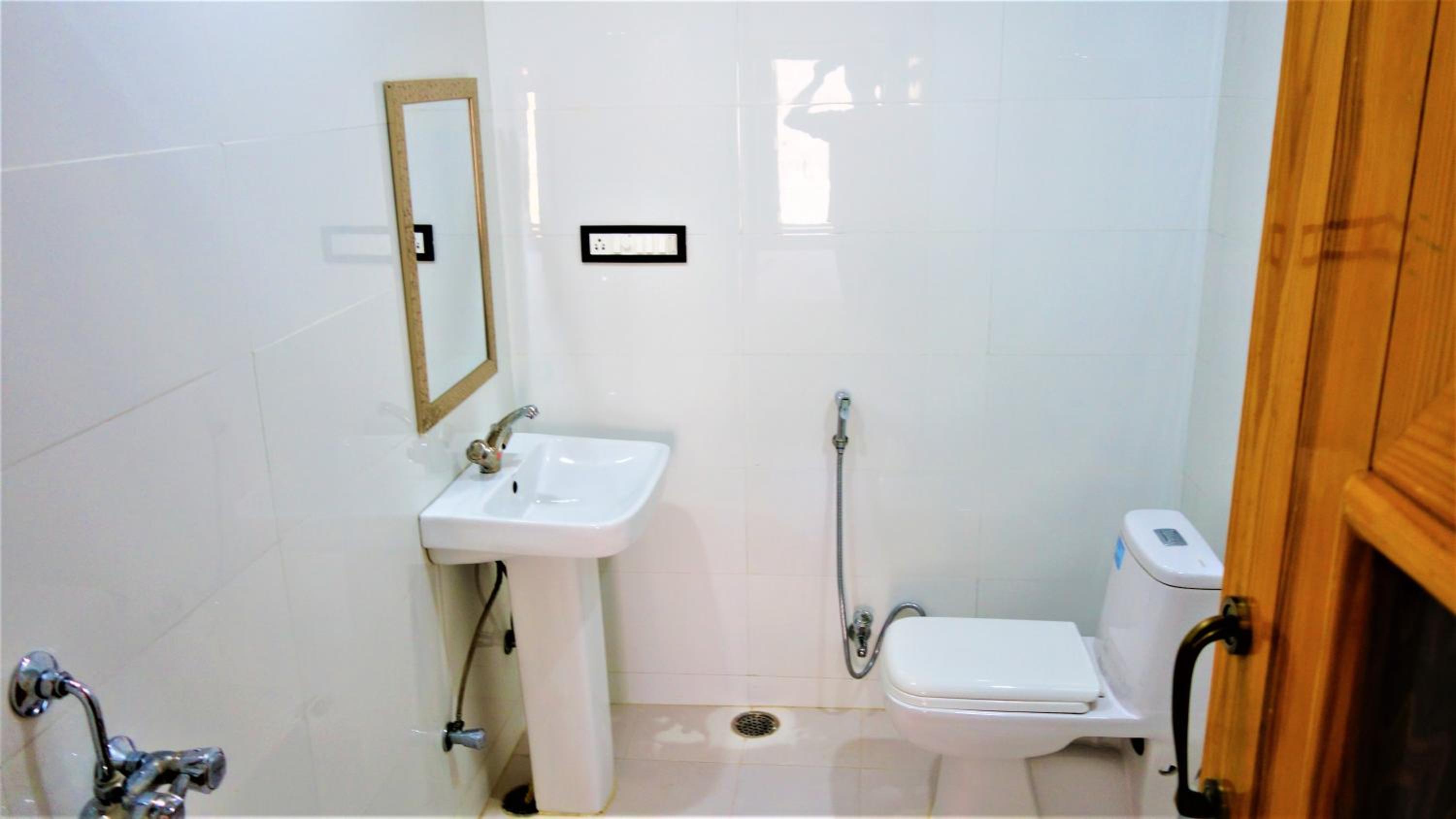Standard King Room - Photo 8