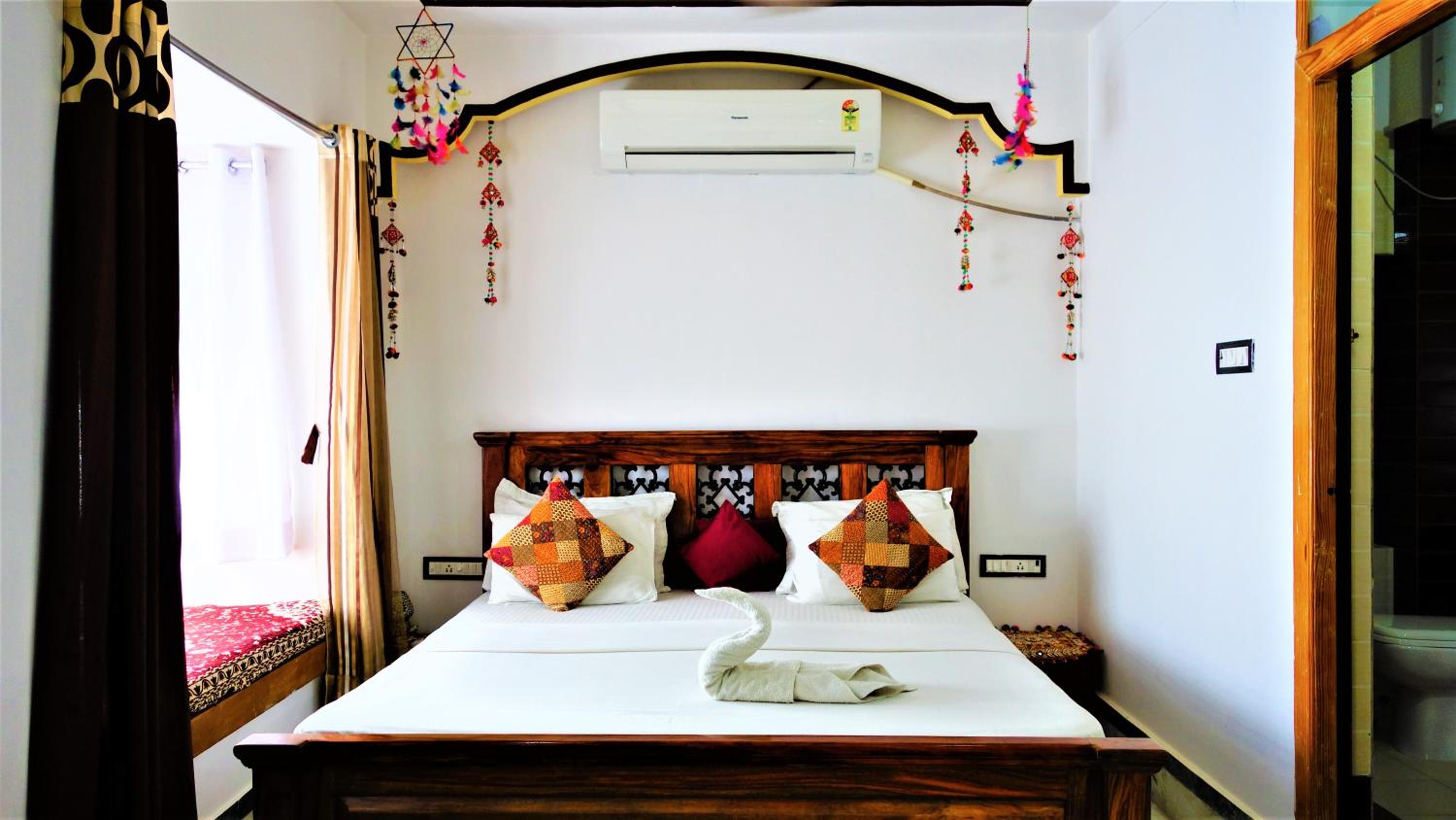 King Suite with Balcony - Photo 10