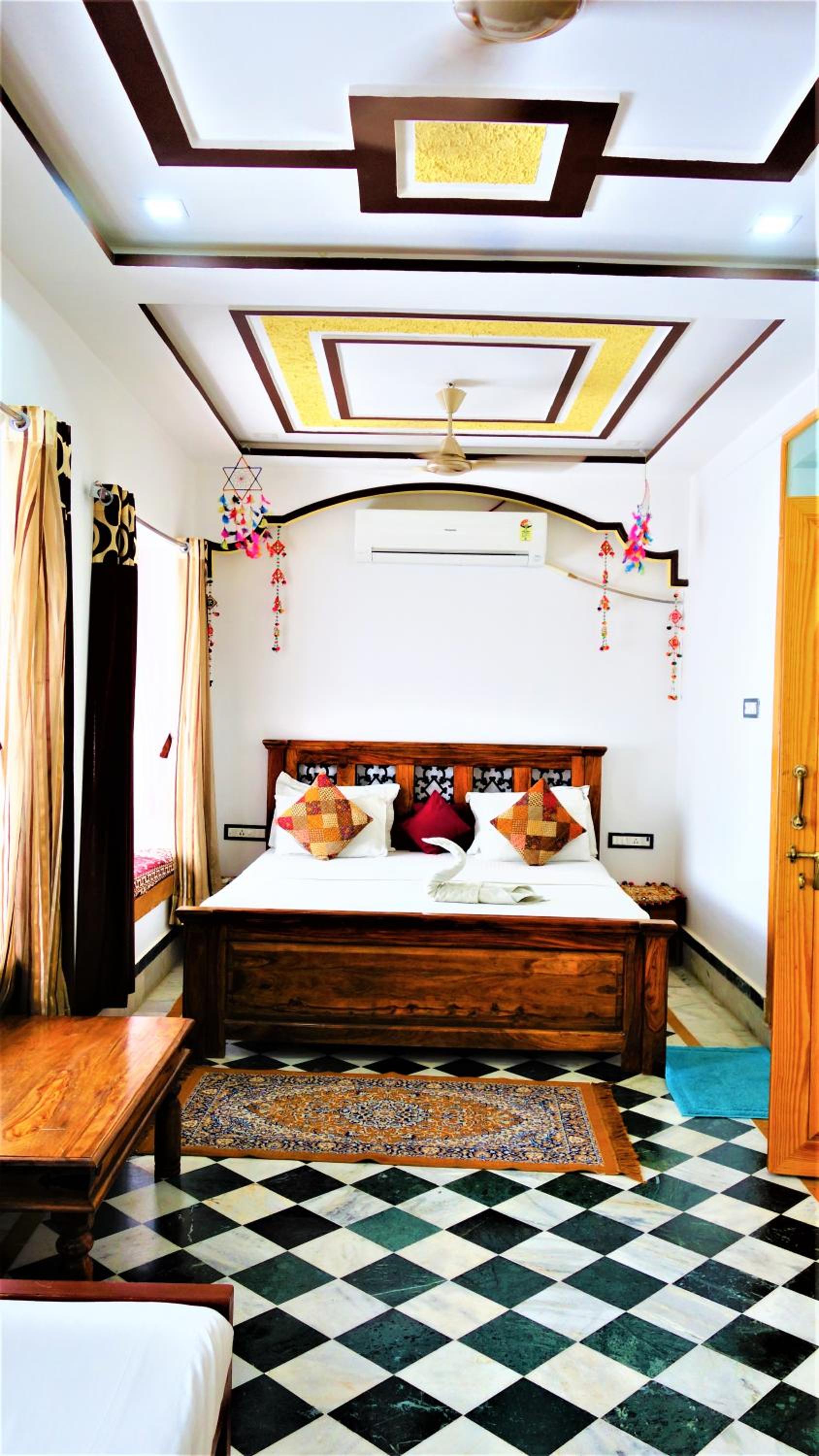 King Suite with Balcony - Photo 9