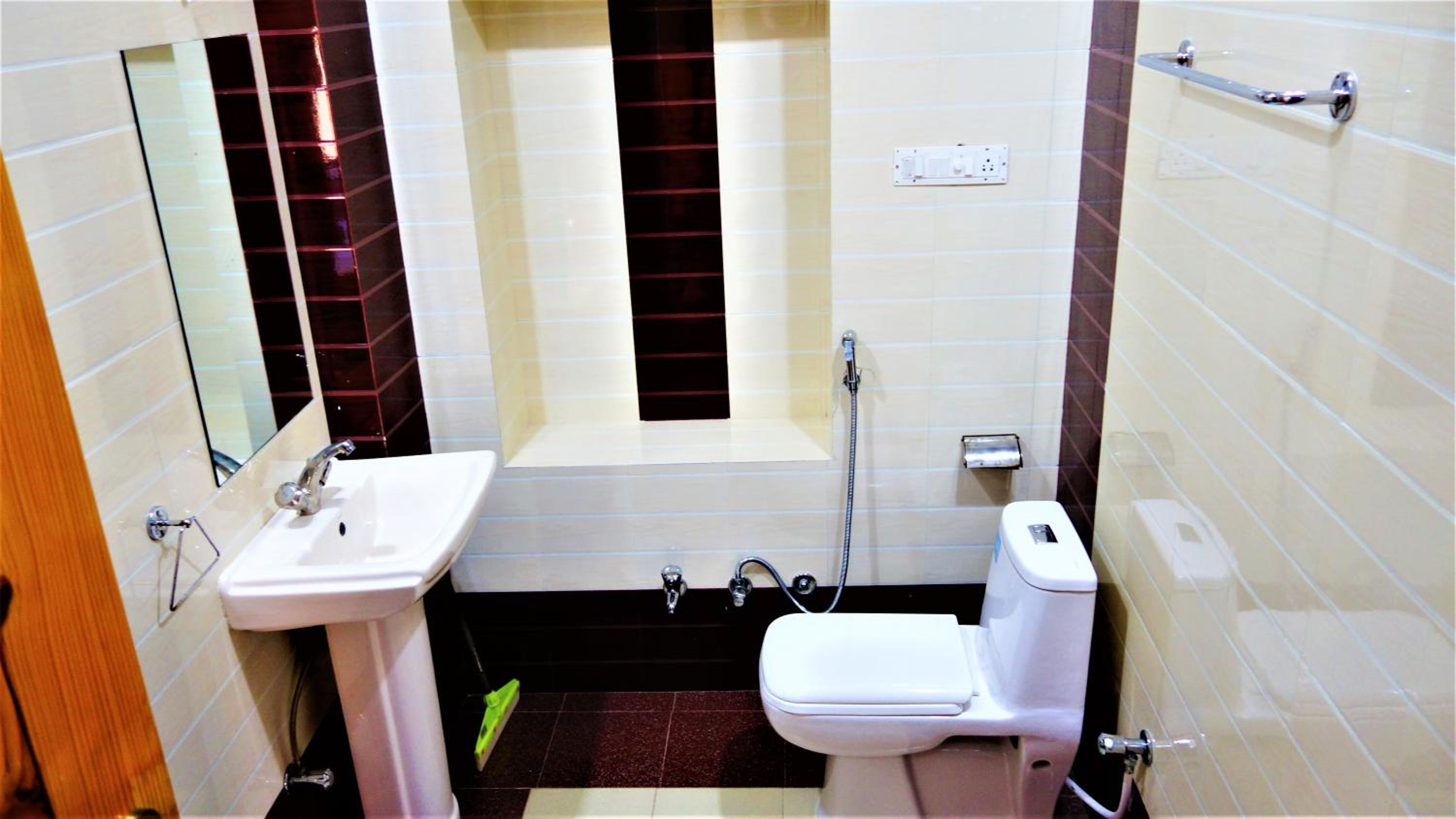 Standard King Room - Photo 5