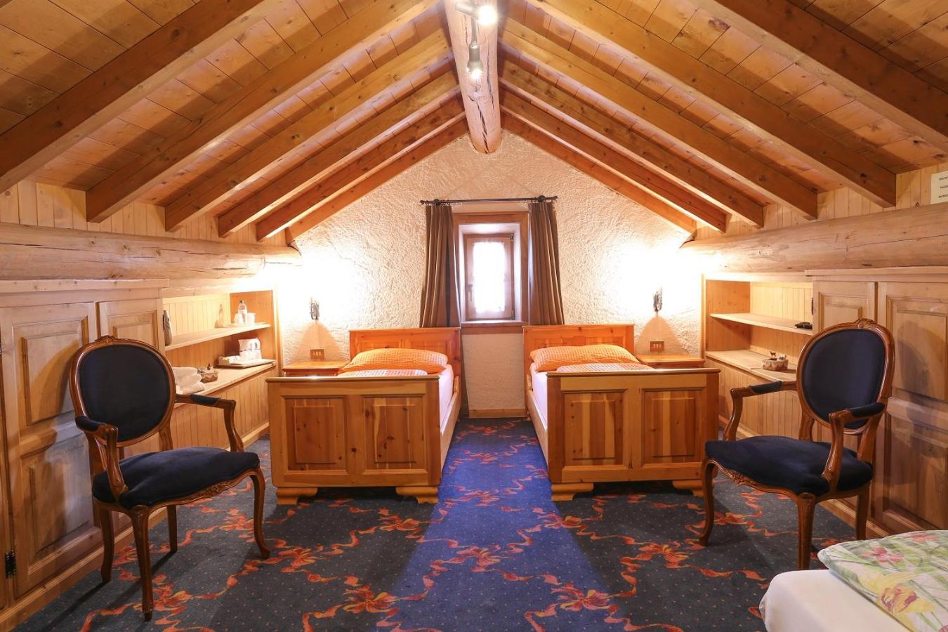 Superior Family Room photo 1