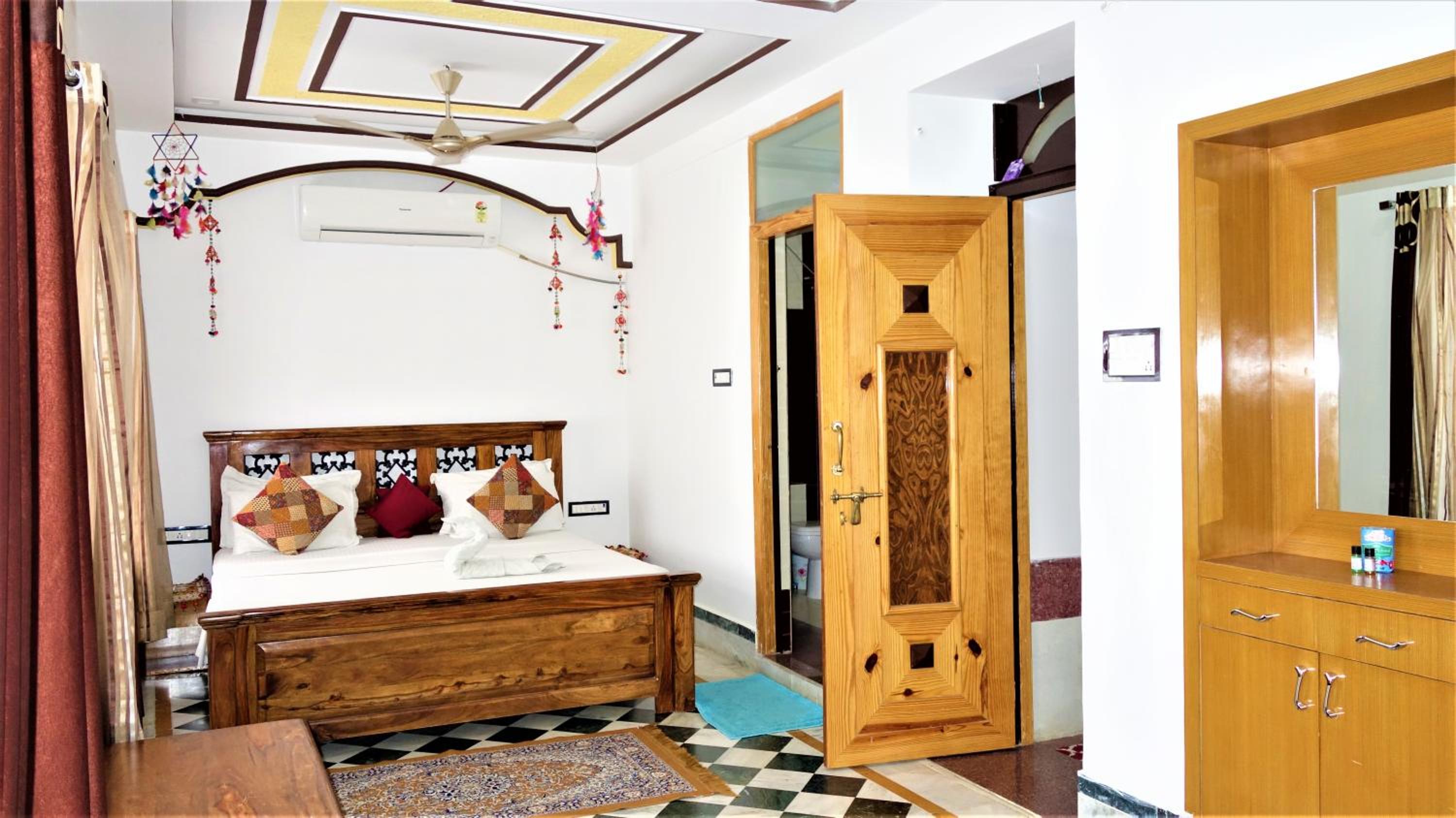 King Suite with Balcony - Photo 13