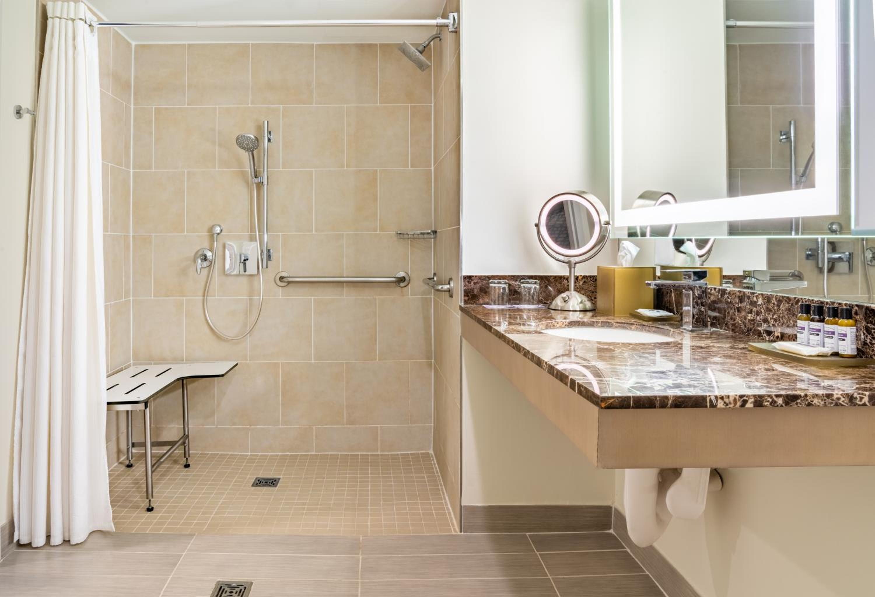 King Room with Accessible Shower - Disability Access - Photo 3