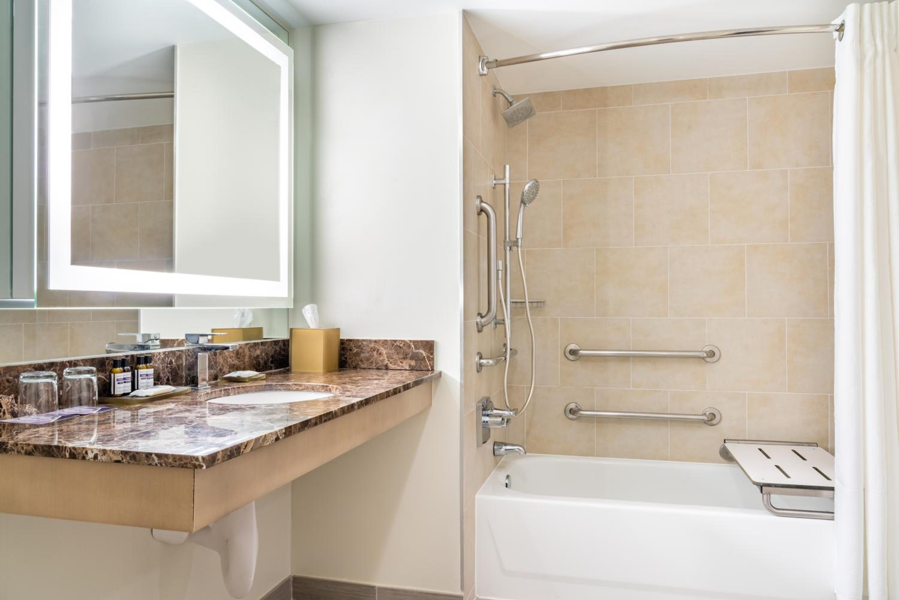 King Room with Accessible Tub - Disability Access - Photo 3