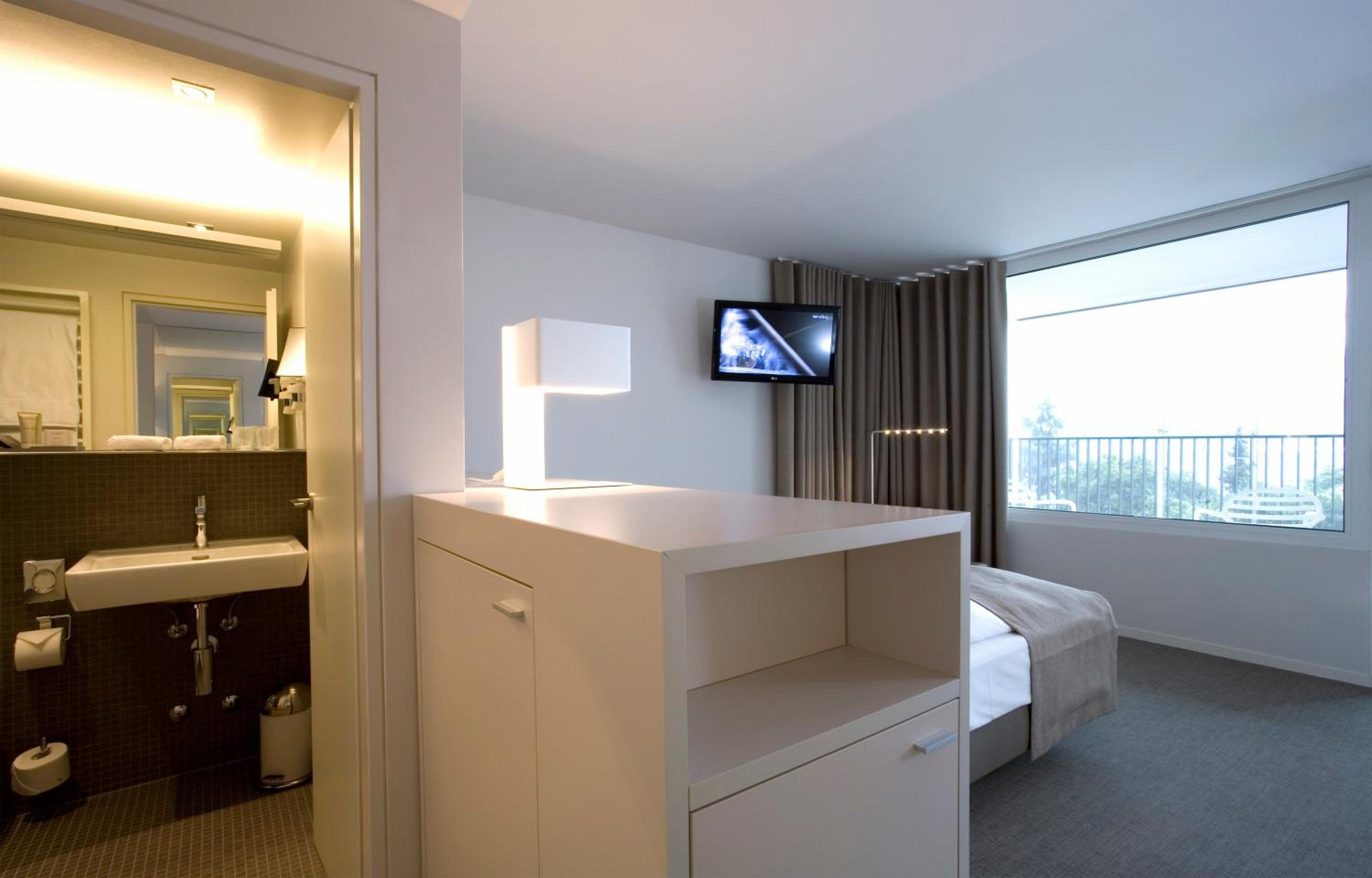 Twin or Double Room with Lake View - Photo 1