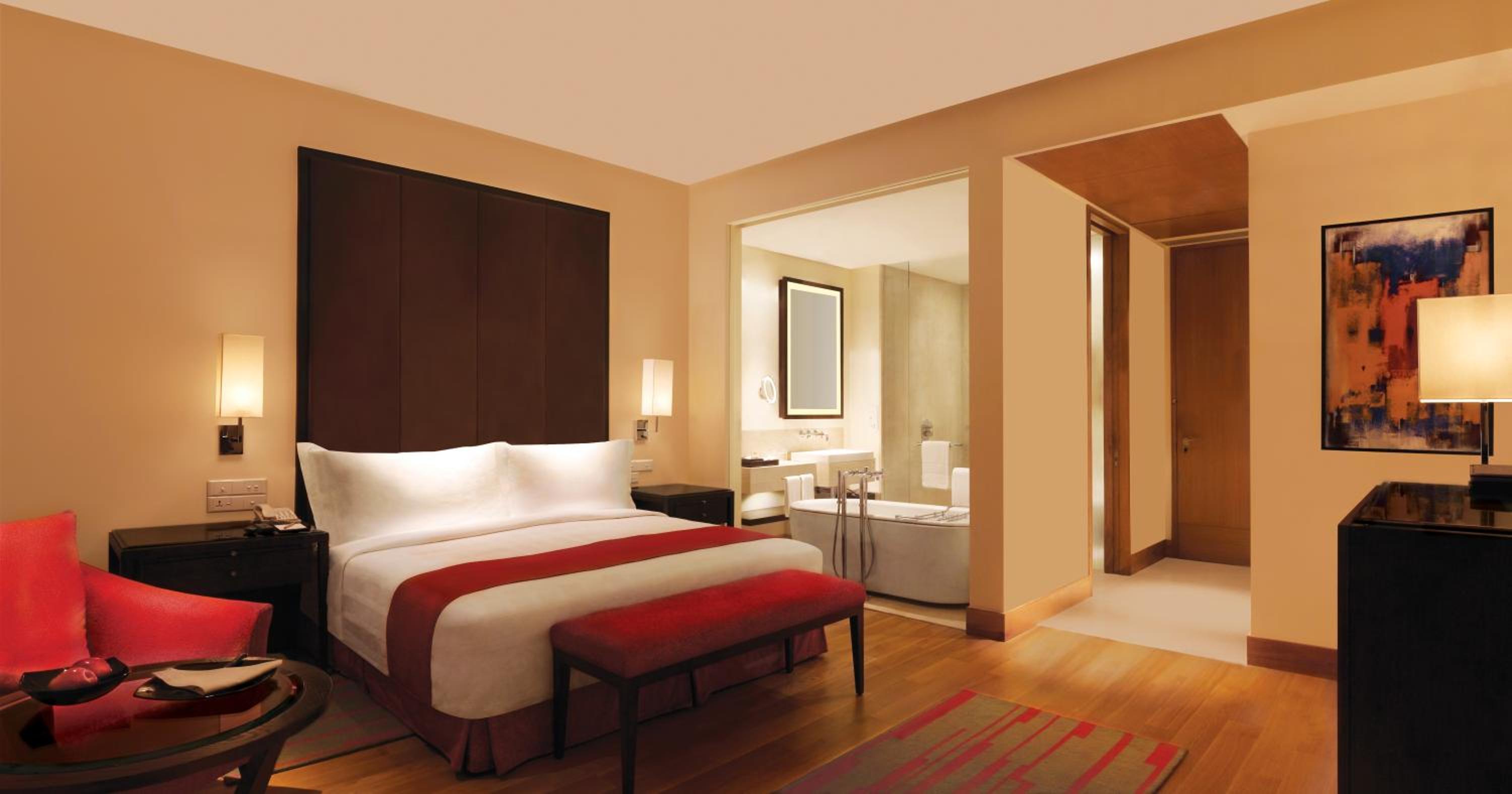 Premier Room king bed - Photo 2