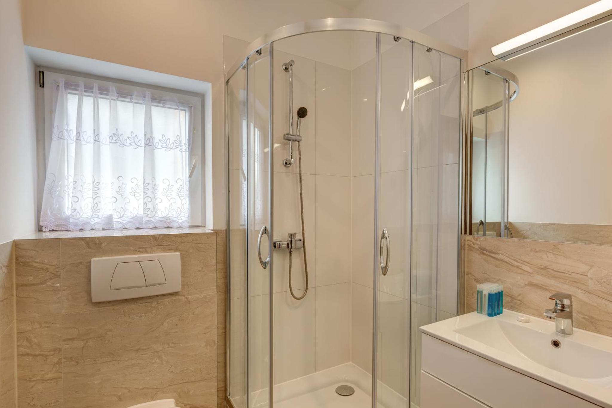 Deluxe Double Room with Balcony - Photo 5