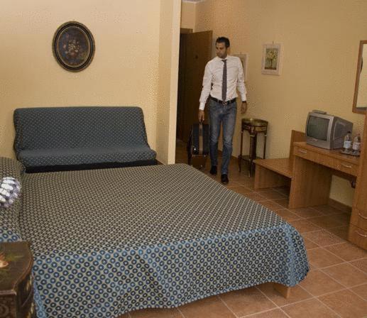 Double or Twin Room - Photo 7