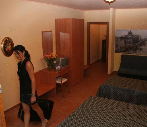 Double or Twin Room - Photo 6
