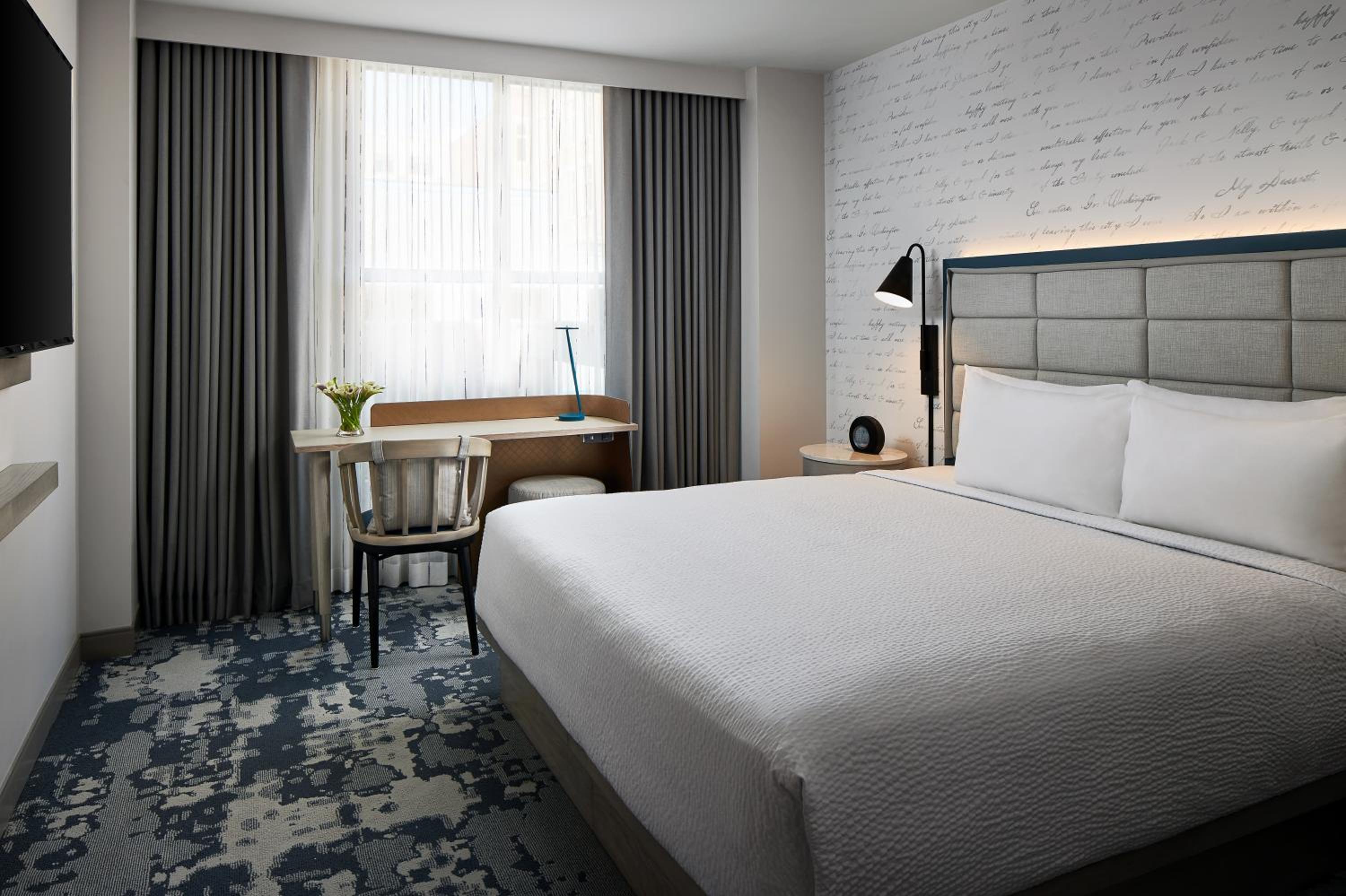 Premium King Room - Photo 4