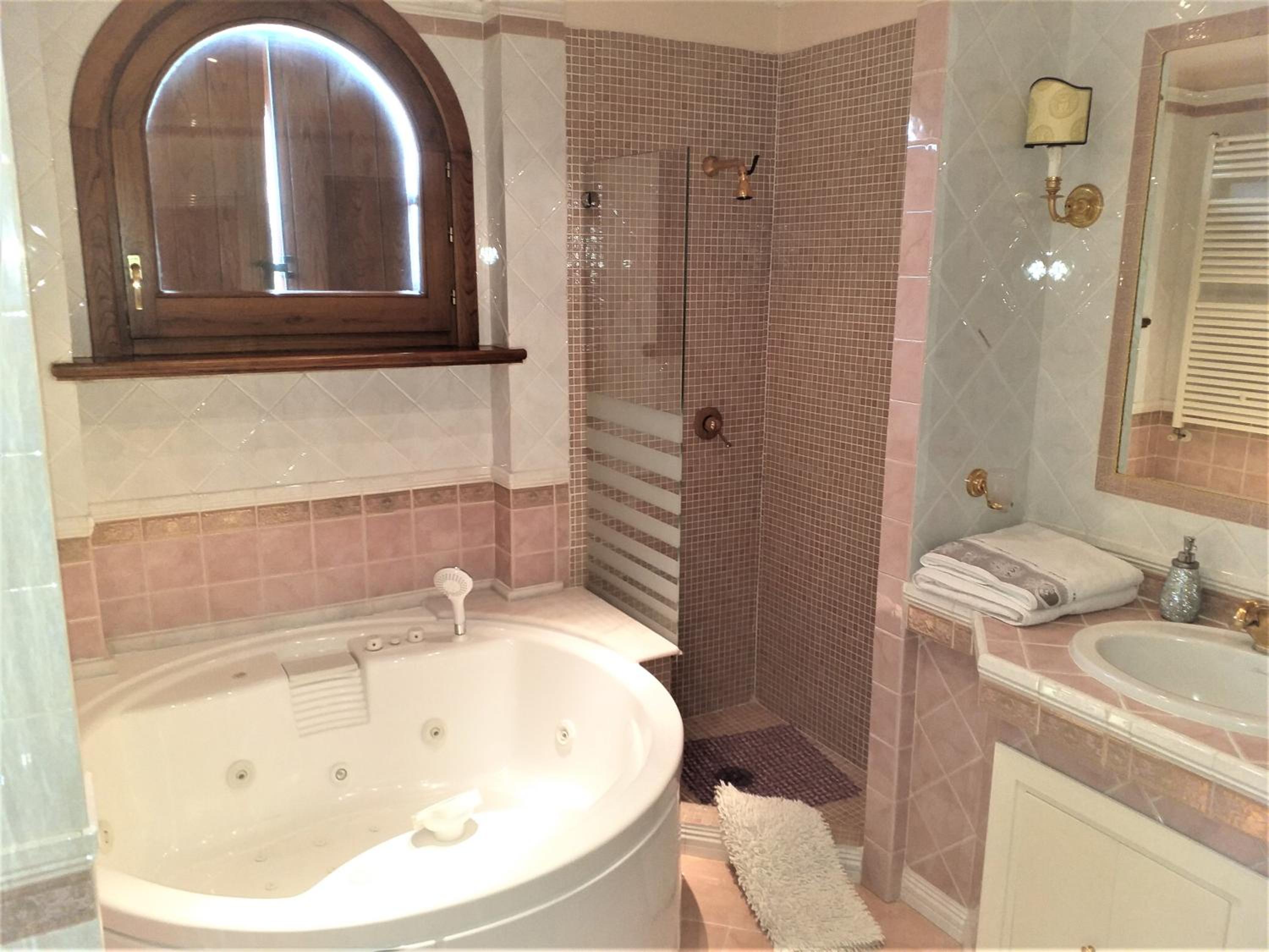 Queen Room with Spa Bath - Photo 2