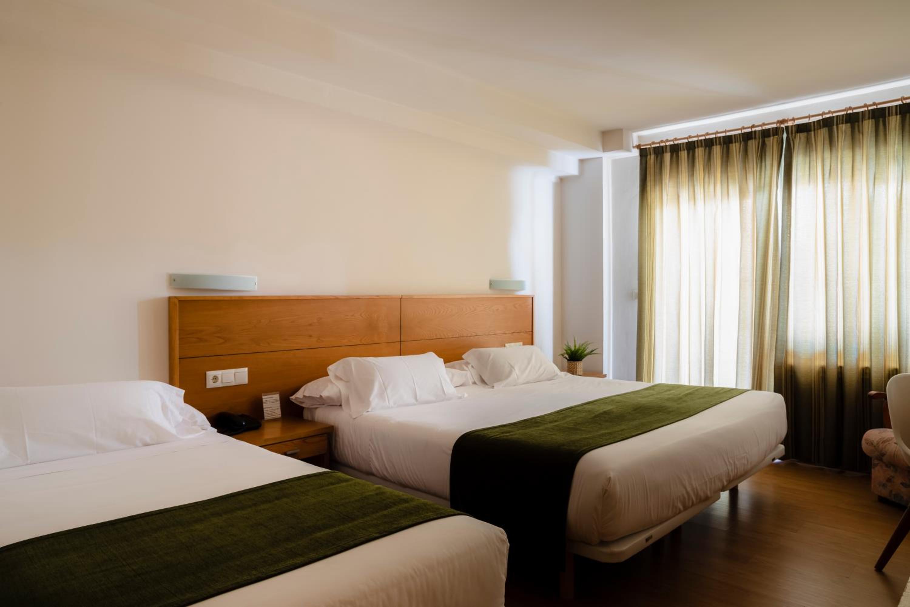 Habitación familiar con balcón