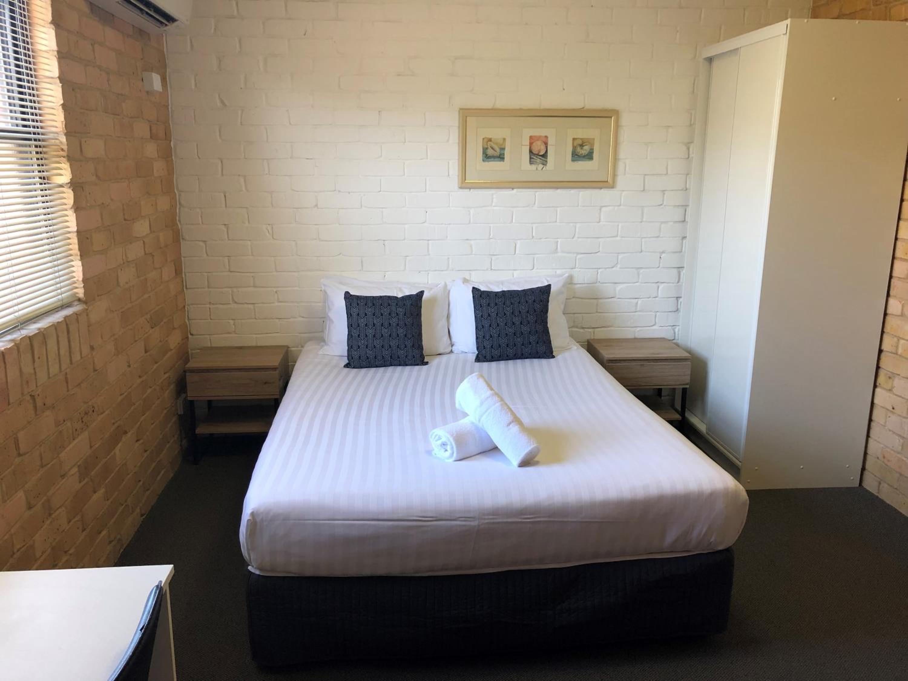 Standard Queen Room - Photo 13