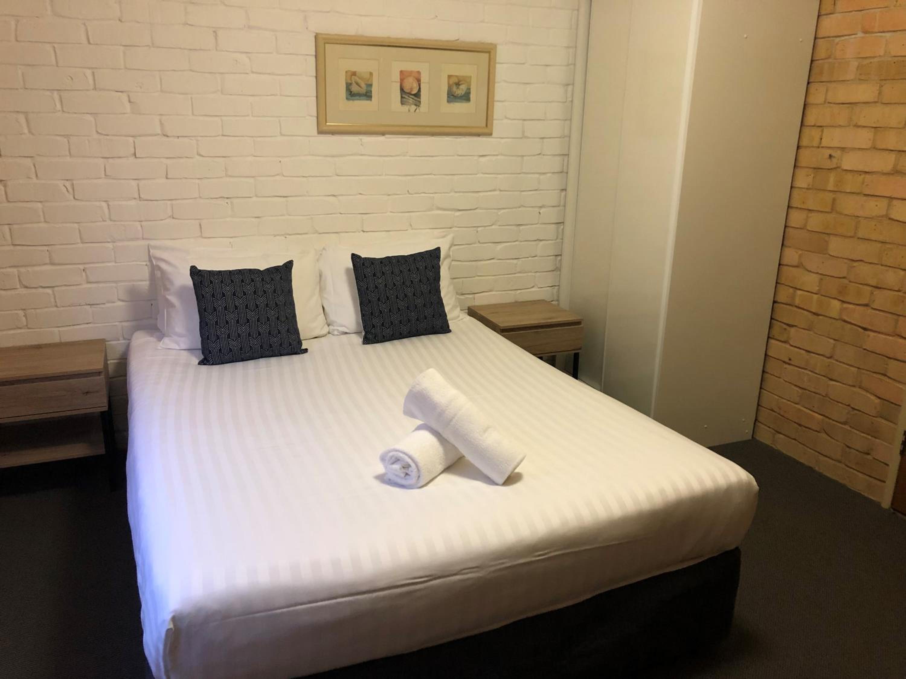 Standard Queen Room - Photo 12