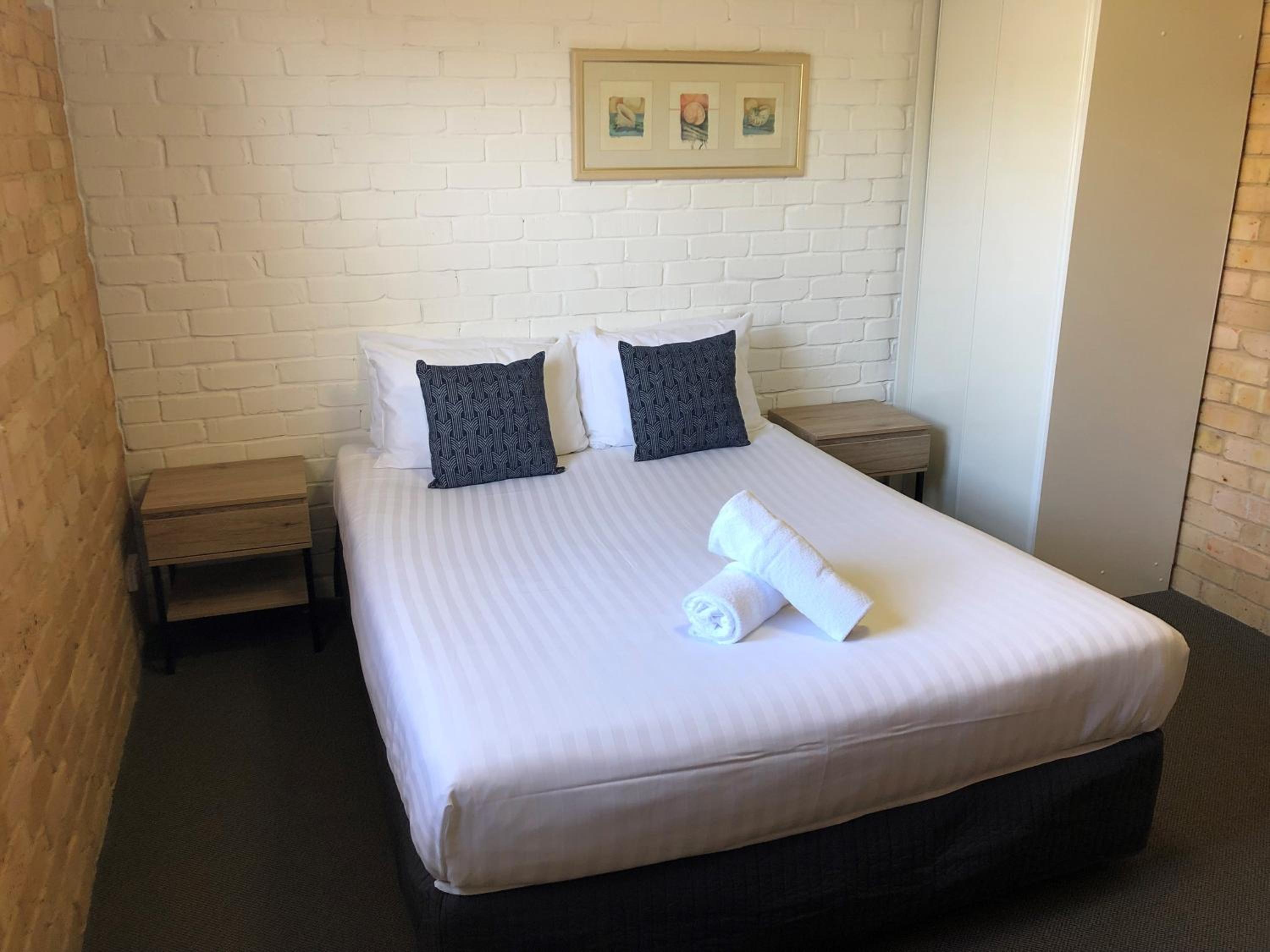 Standard Queen Room - Photo 9