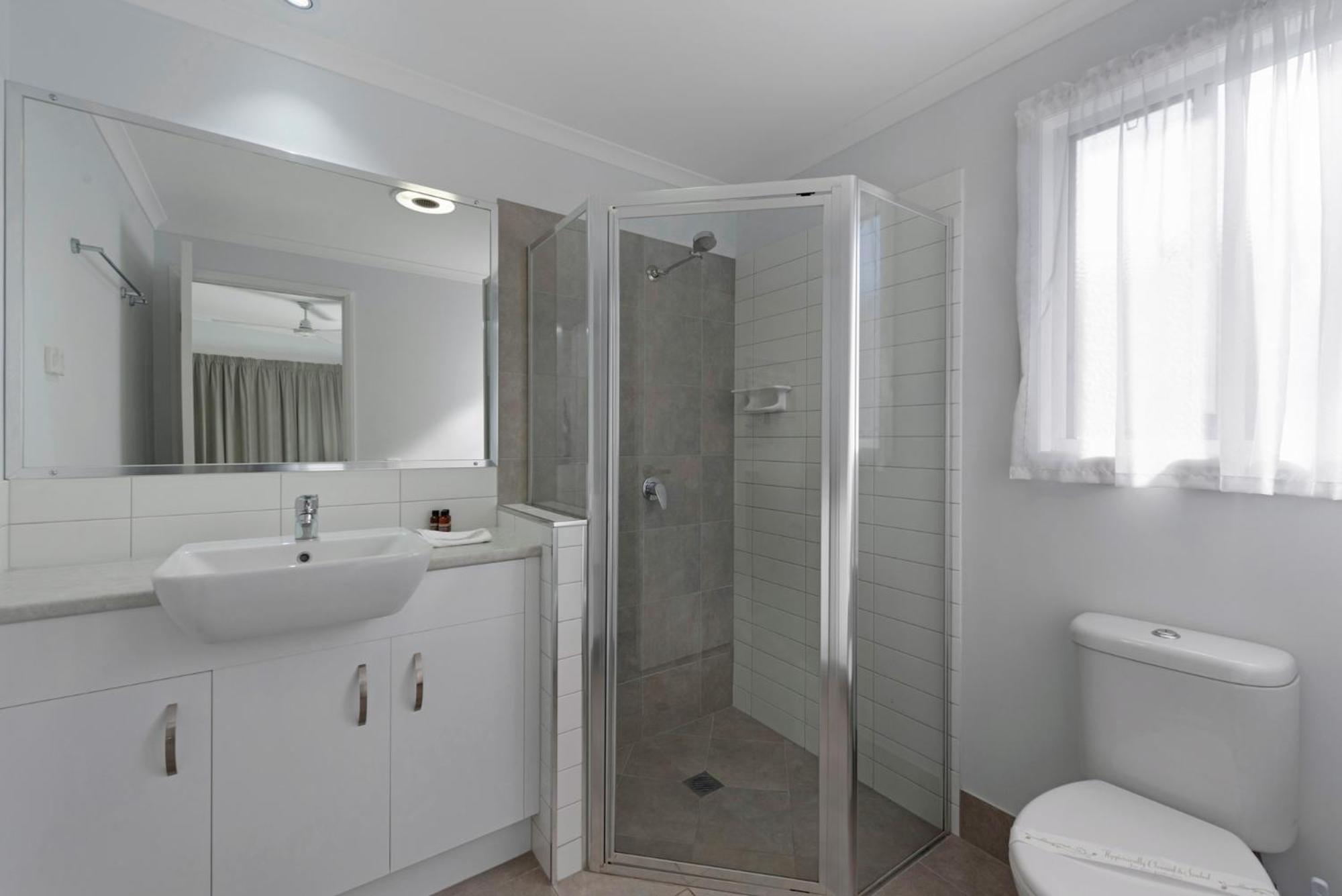 Deluxe Lakeside Studio - Sleeps 2 (shared entrance) - Photo 3
