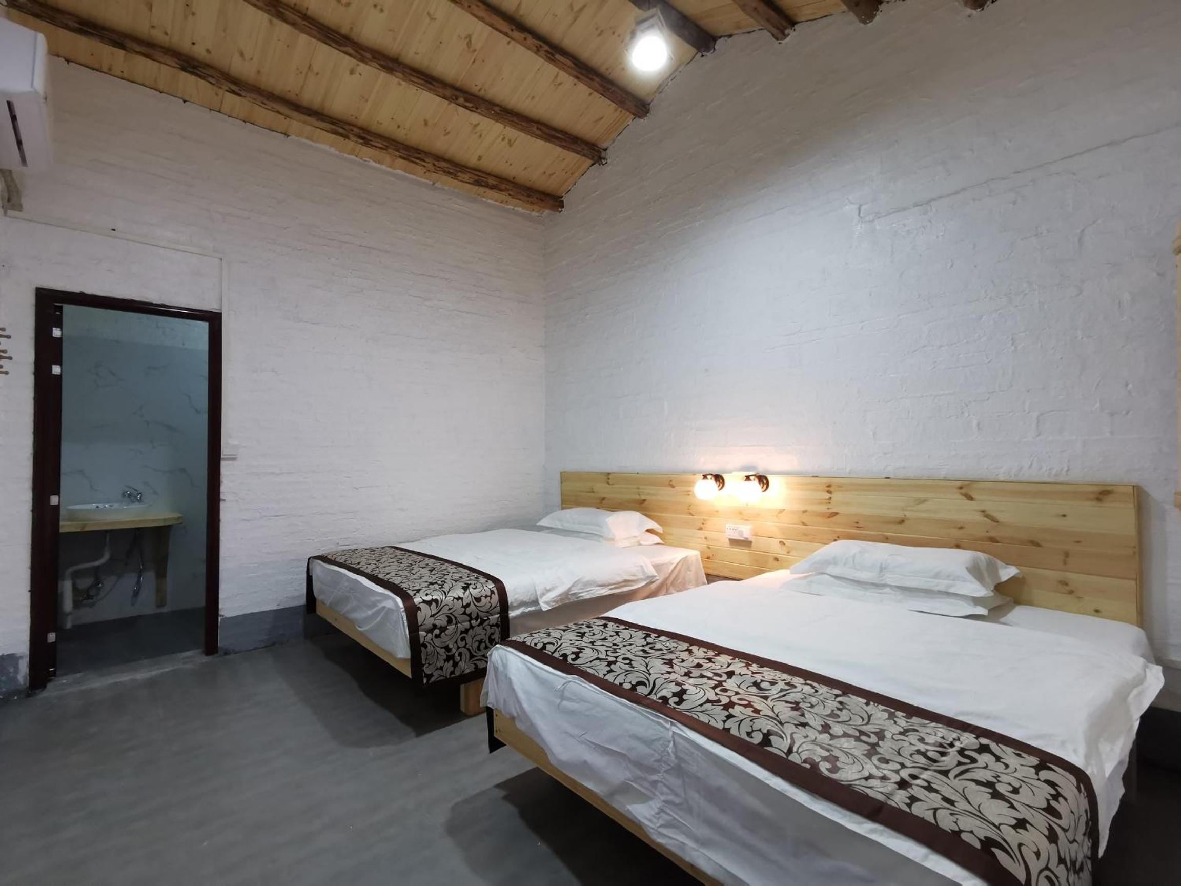 Standard Twin Room with Mountain View photo 3