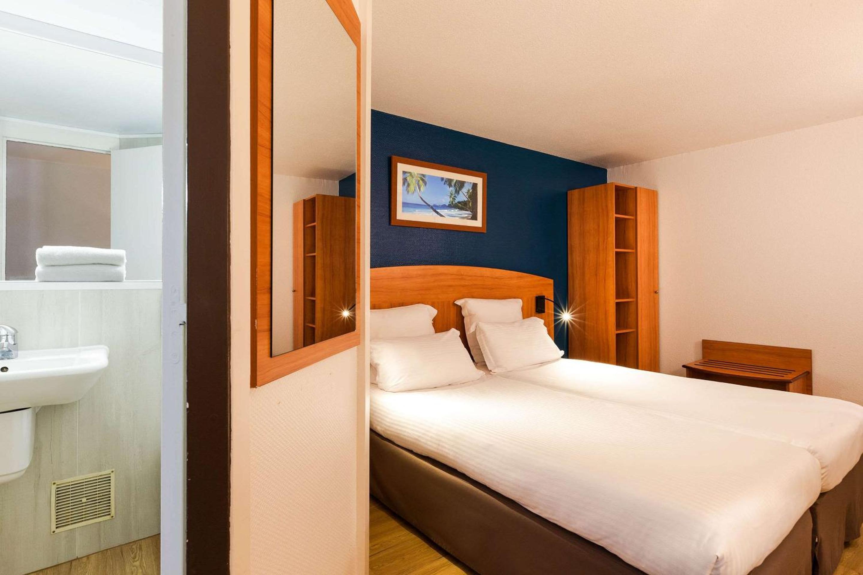 Twin Room - Photo 2